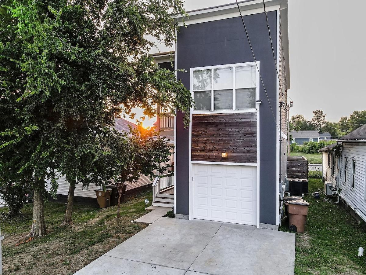 Speakeasy Game Room, Hot Tub, Fire Pit, King Bed - Close To Downtown Holiday home