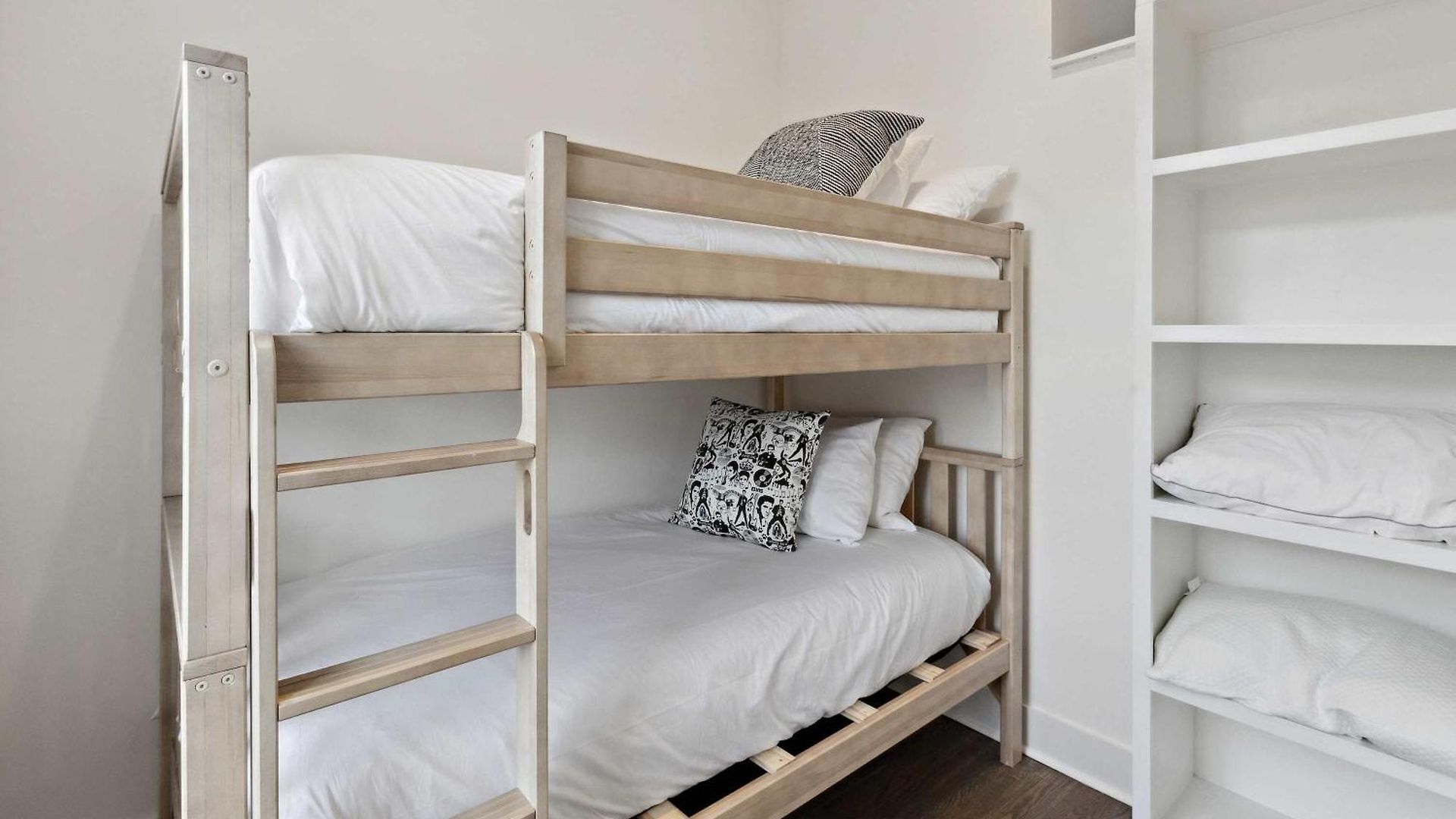 Holiday home West End Oasis-new Building & Rooftop Views *