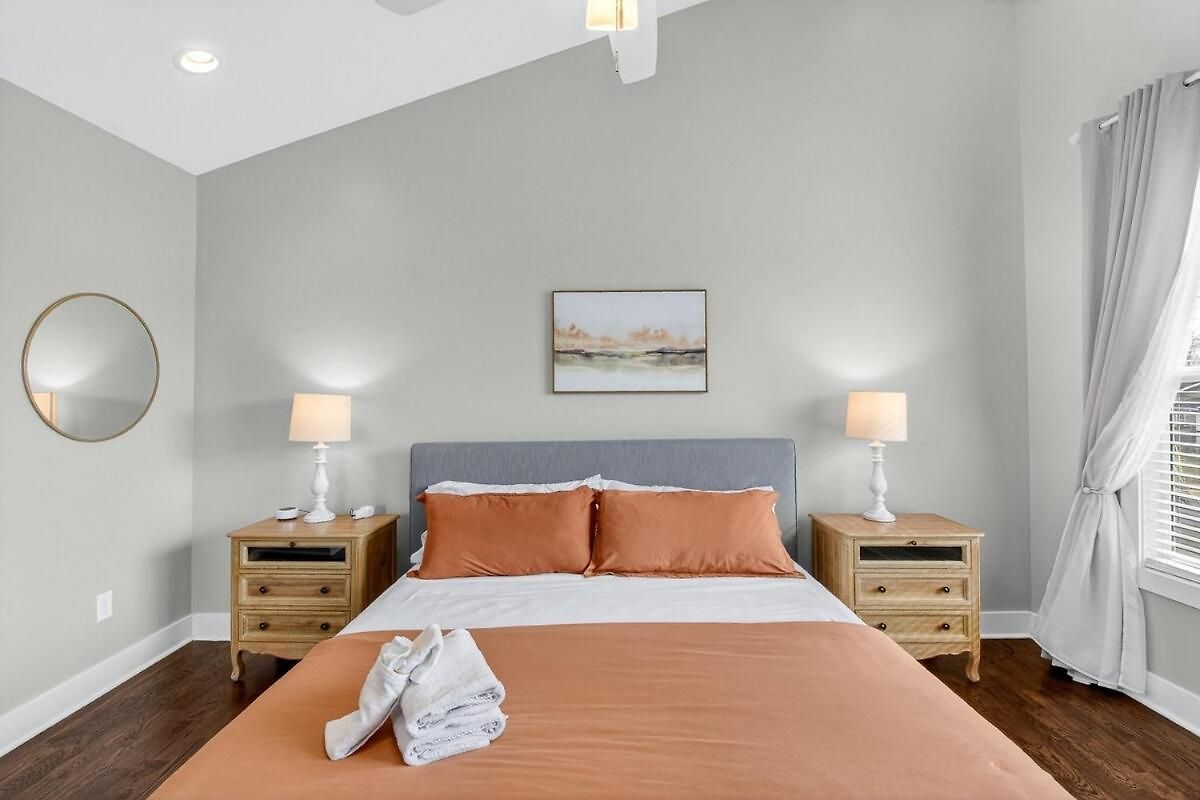 Speakeasy Game Room, Hot Tub, Fire Pit, King Bed - Close To Downtown *