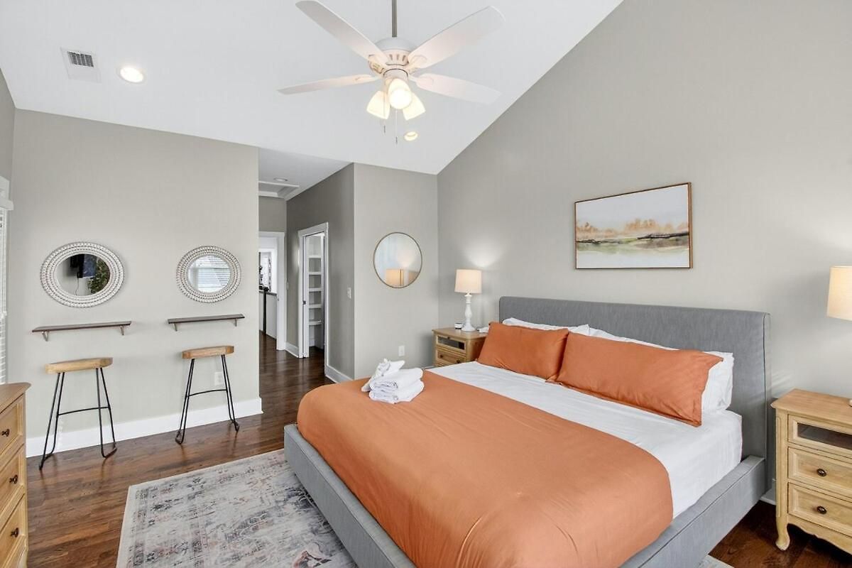 Speakeasy Game Room, Hot Tub, Fire Pit, King Bed - Close To Downtown