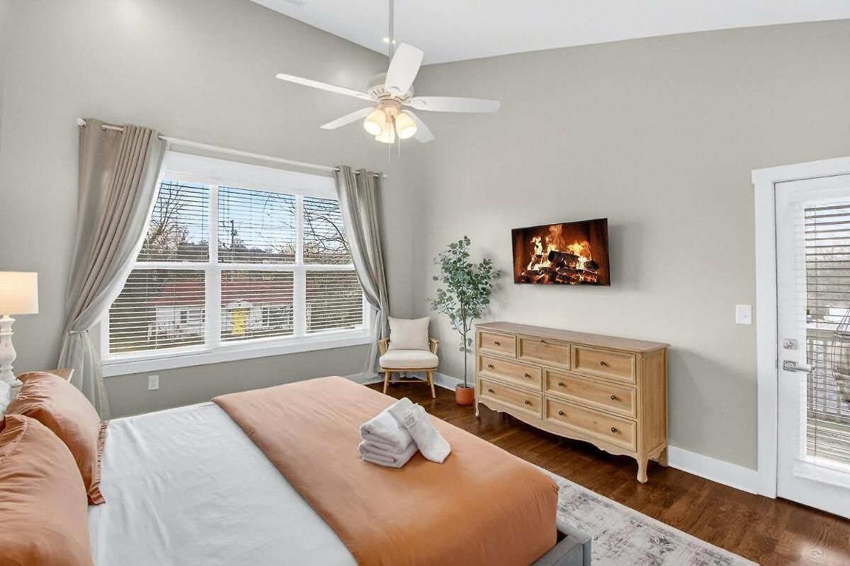 Speakeasy Game Room, Hot Tub, Fire Pit, King Bed - Close To Downtown Holiday home *