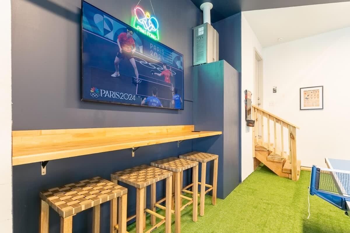 The Broadway Lounge By Local Holiday home
