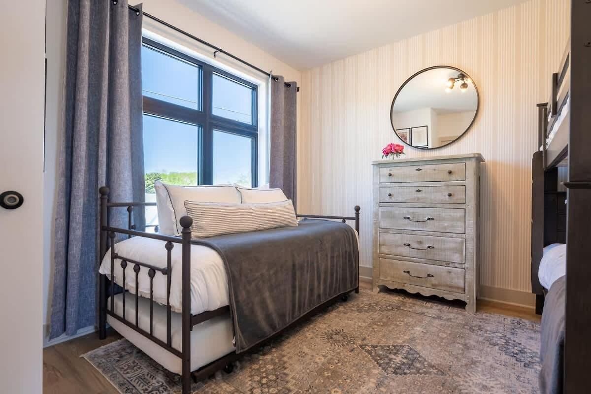 Holiday home Let The Good Times Roll By Local