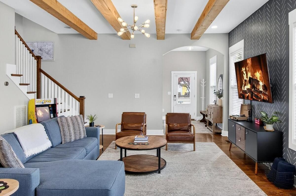 Holiday home Speakeasy Game Room, Hot Tub, Fire Pit, King Bed - Close To Downtown
