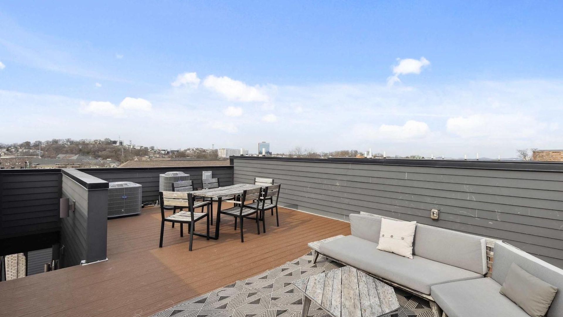 Holiday home West End Oasis-new Building & Rooftop Views *