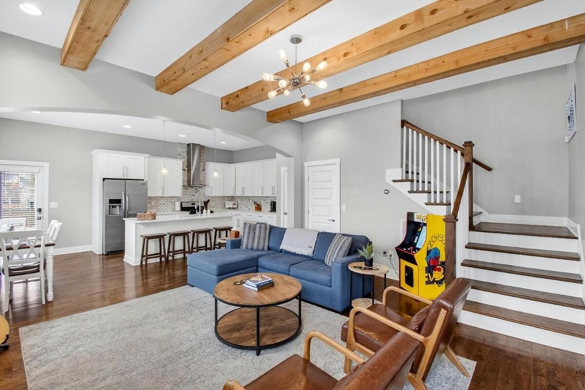 Holiday home Speakeasy Game Room, Hot Tub, Fire Pit, King Bed - Close To Downtown Nashville