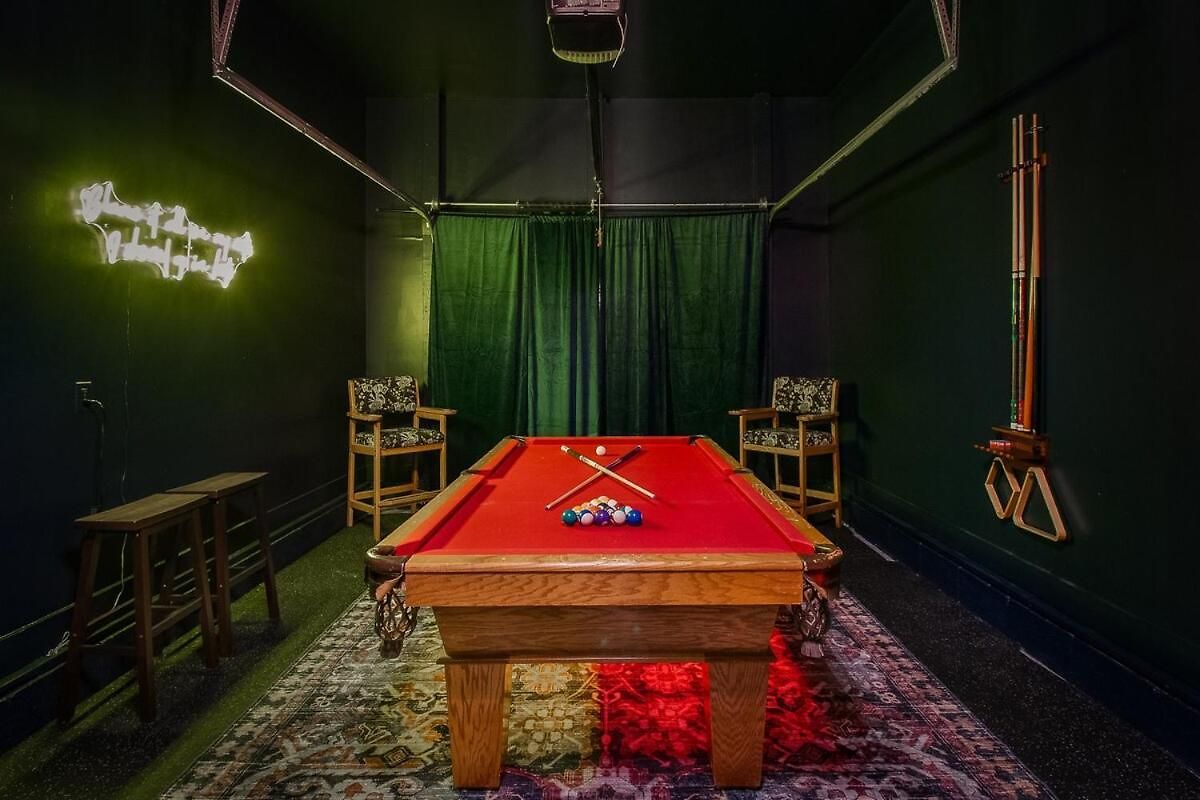 Speakeasy Game Room, Hot Tub, Fire Pit, King Bed - Close To Downtown Holiday home