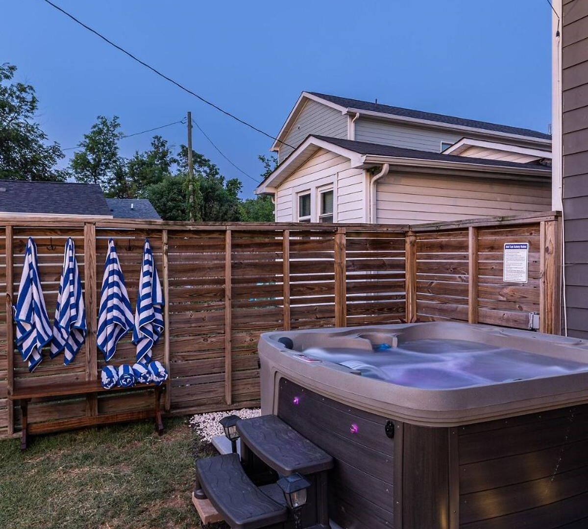 Speakeasy Game Room, Hot Tub, Fire Pit, King Bed - Close To Downtown Holiday home Nashville