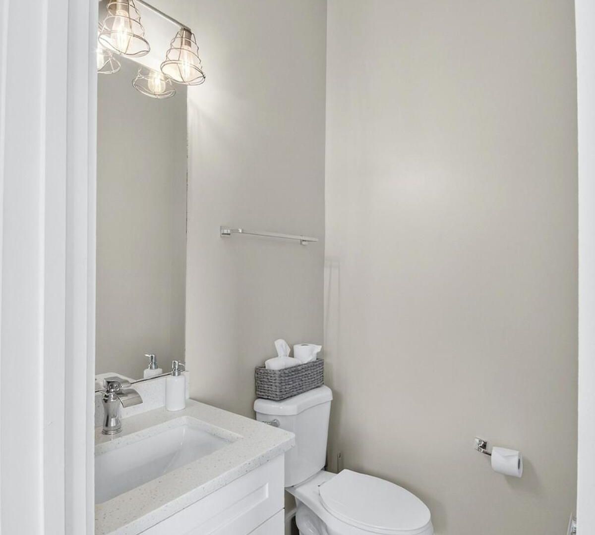 Speakeasy Game Room, Hot Tub, Fire Pit, King Bed - Close To Downtown Holiday home