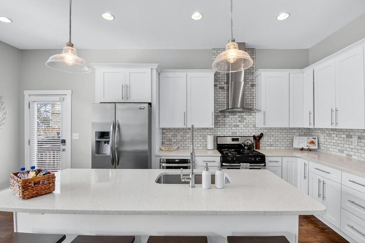 Speakeasy Game Room, Hot Tub, Fire Pit, King Bed - Close To Downtown *