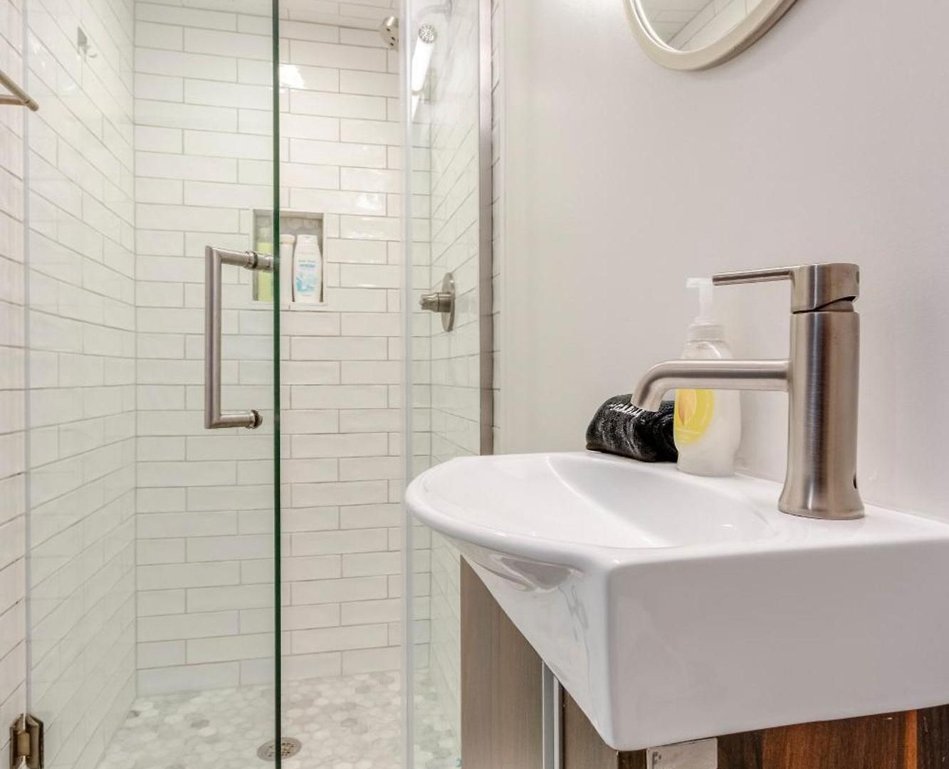 Steps From Vandy, Live Music-downtown 9 Mins Away! Apartment *