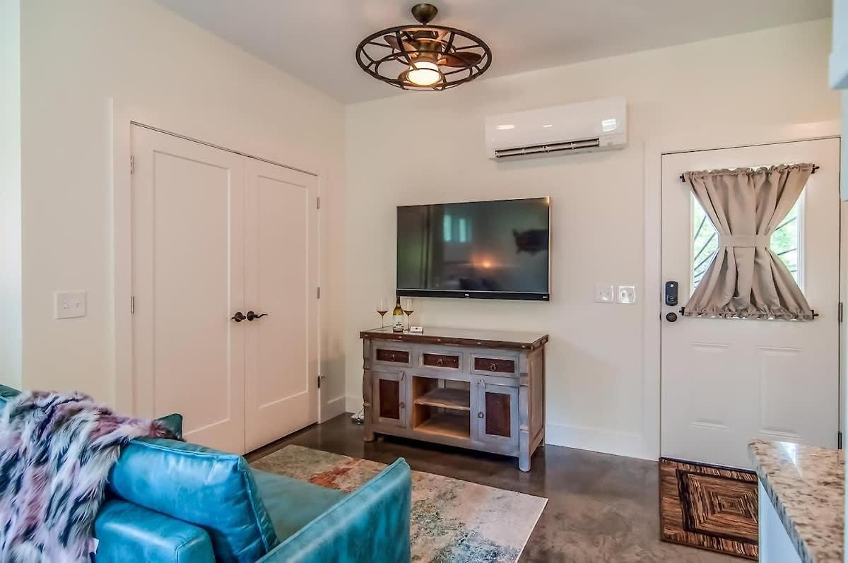 Rustic Walkable To Music Row! By Local Apartment *