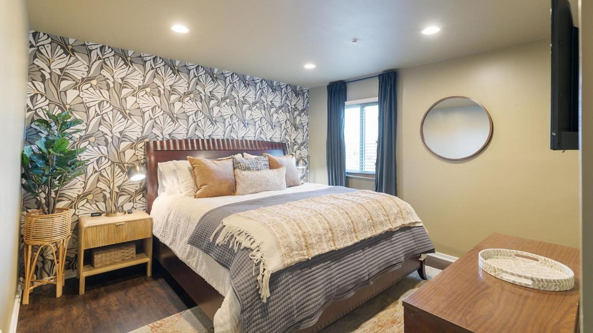 Downtown Riverfront Unit 762 Apartment *