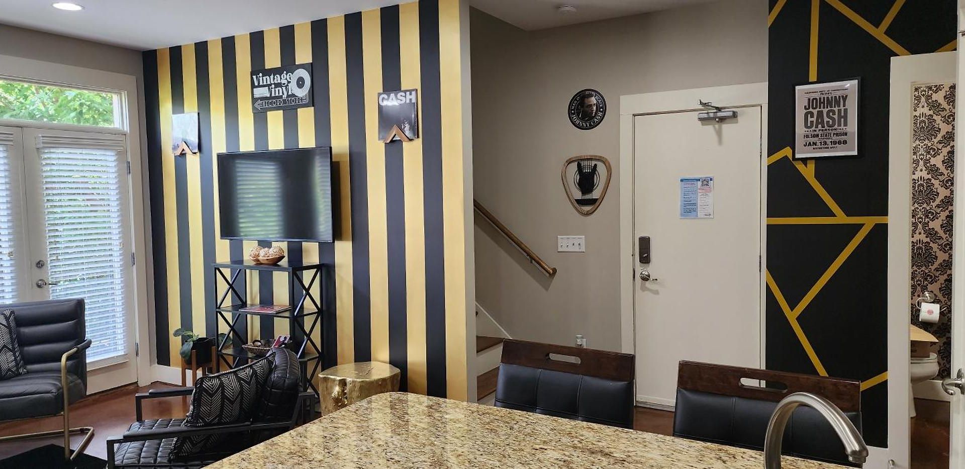 The Johnny Cash - Music Row District - Free Garage Parking - King Bed *