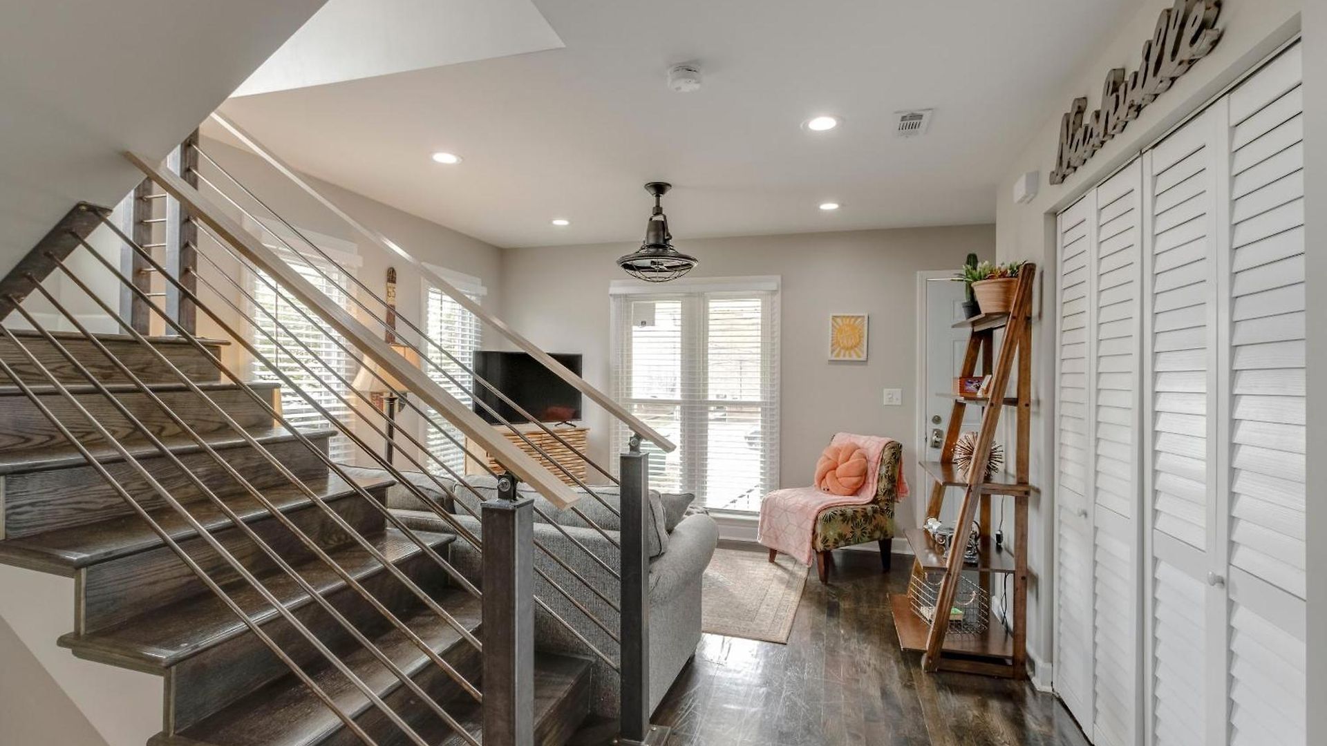 Apartment Steps From Hillsboro Village, Downtown 9 Mins Away