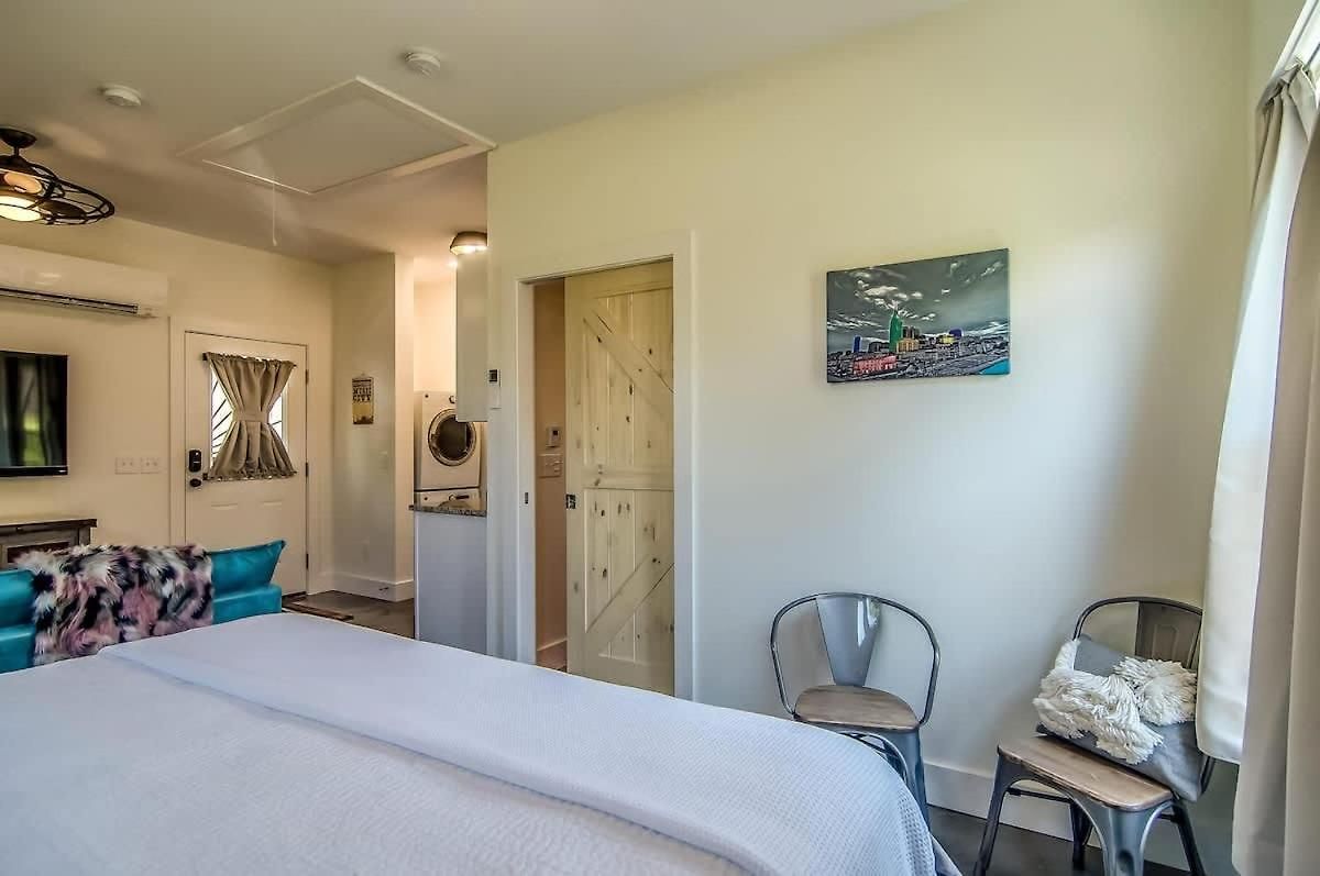 Rustic Walkable To Music Row! By Local Apartment *