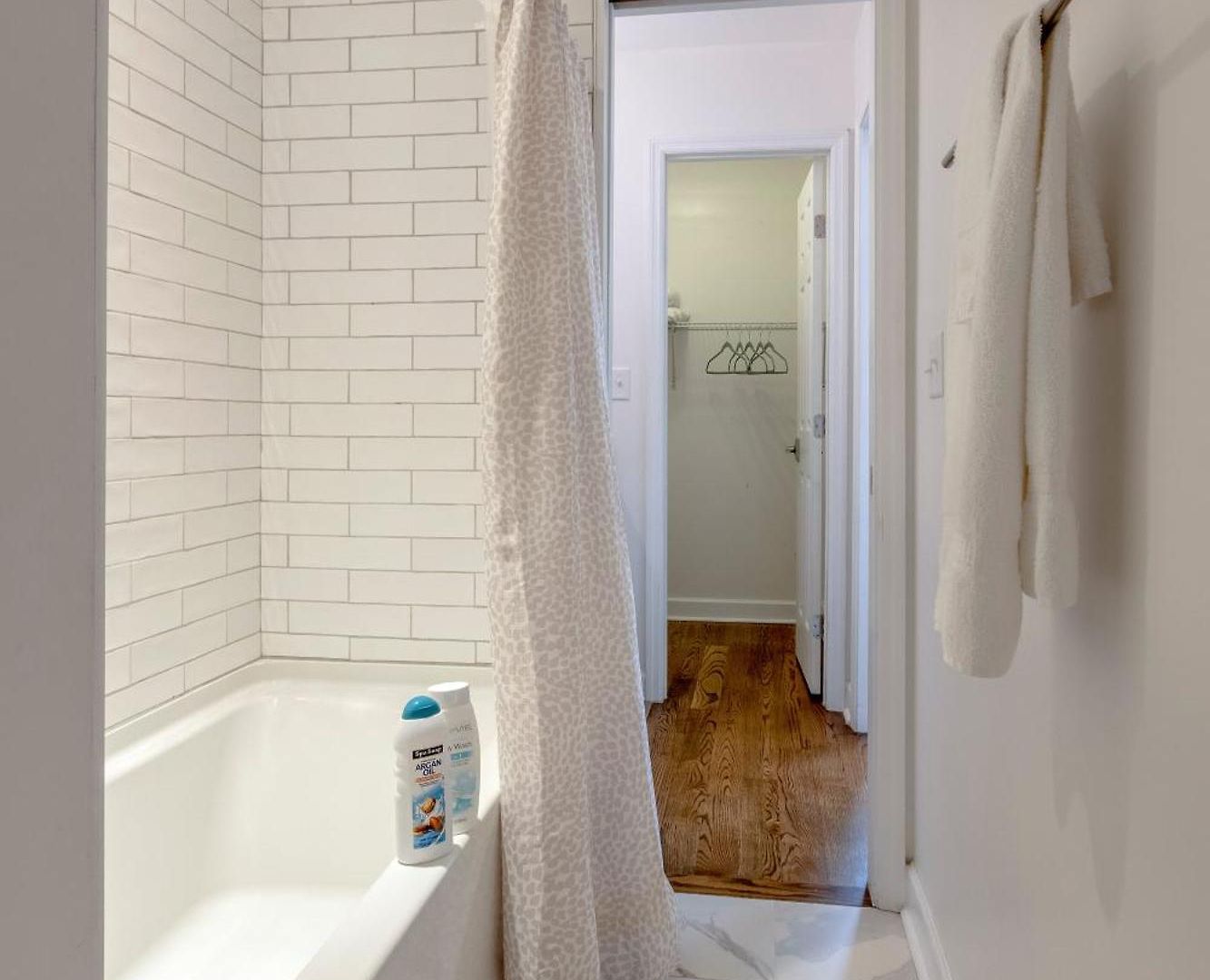 Apartment Steps From Vandy, Live Music-downtown 9 Mins Away! *
