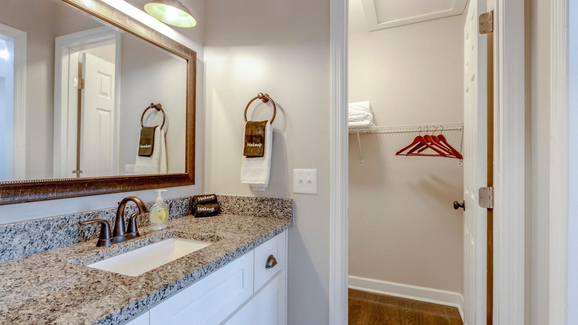 Apartment Steps From Hillsboro Village, Downtown 9 Mins Away Nashville