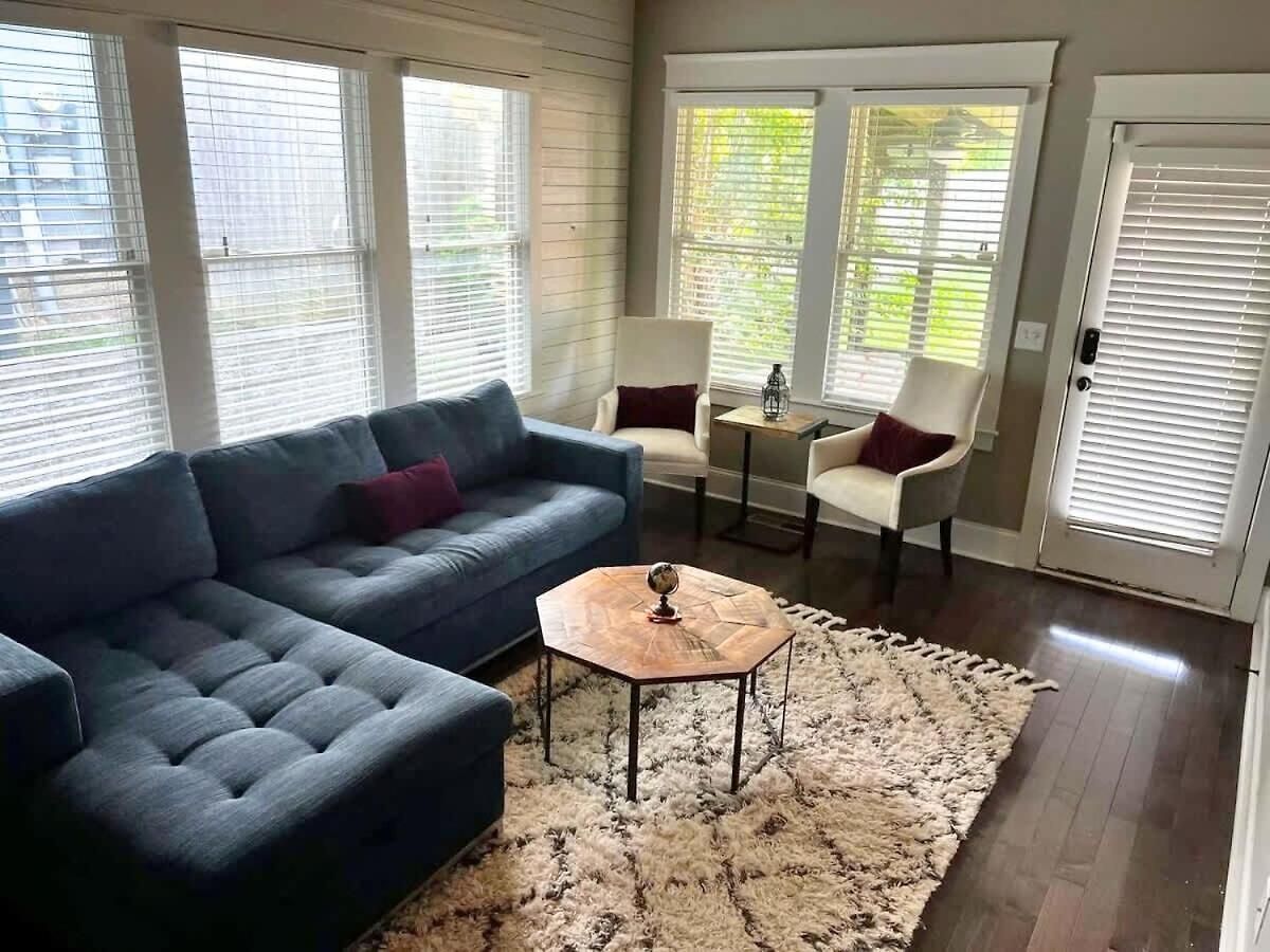 Holiday home 1-story Family With Fenced Yard, Grill, Parking, Sleeps 10, 5 Mins To Five Points & Nissan Stadium, Smart Tvs, Pet-friendly Yard, Patio For Bbqs, Ideal Getaway For Families, 24 Hr Hospitality