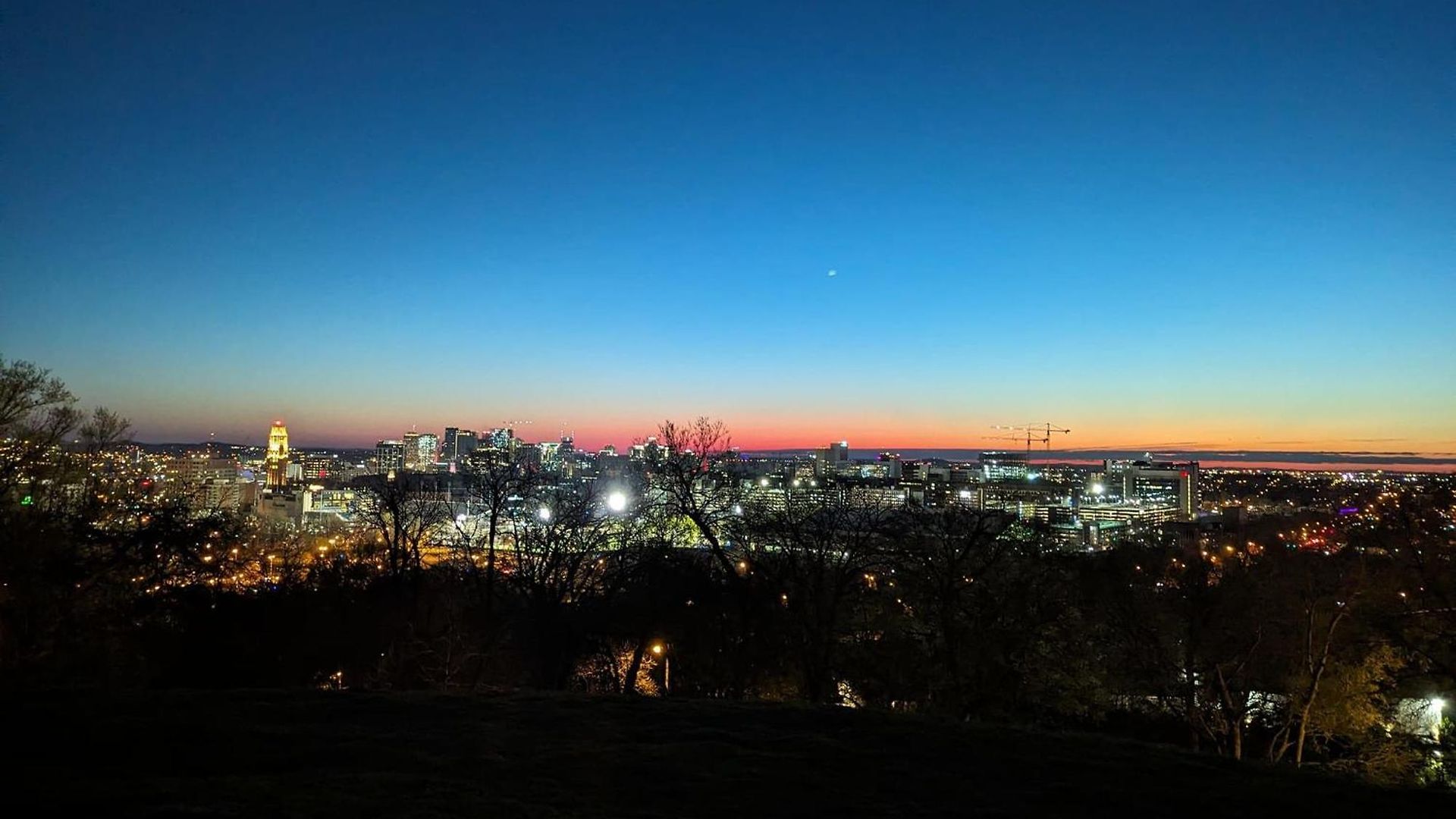 Modern Next To Vanderbilt Campus With Parking, Screened Porch & Workspace, Walk To Hillsboro Village, Fido & Pancake Pantry, Minutes To Music Row, 12 South & Broadway, Perfect For Families, Friends & Visits *