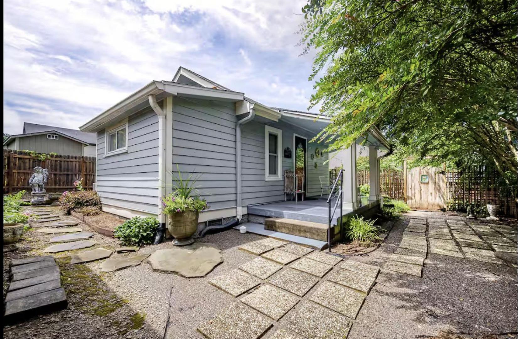 Guest house Peaceful Private Cottage, Walk To Park & 5 Mins To Downtown 4*