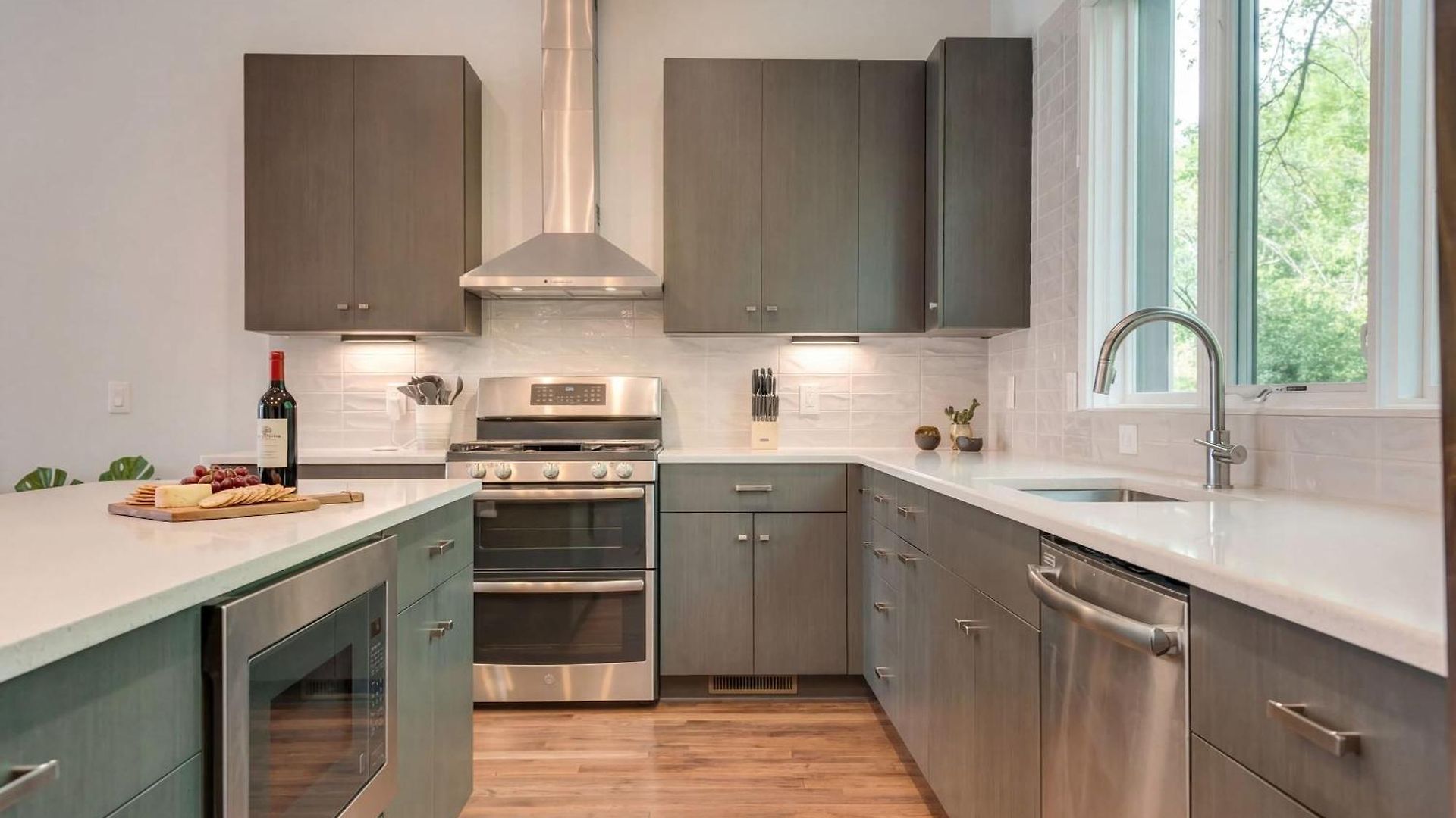 Downtown Luxury - 10 Beds & Free Parking *