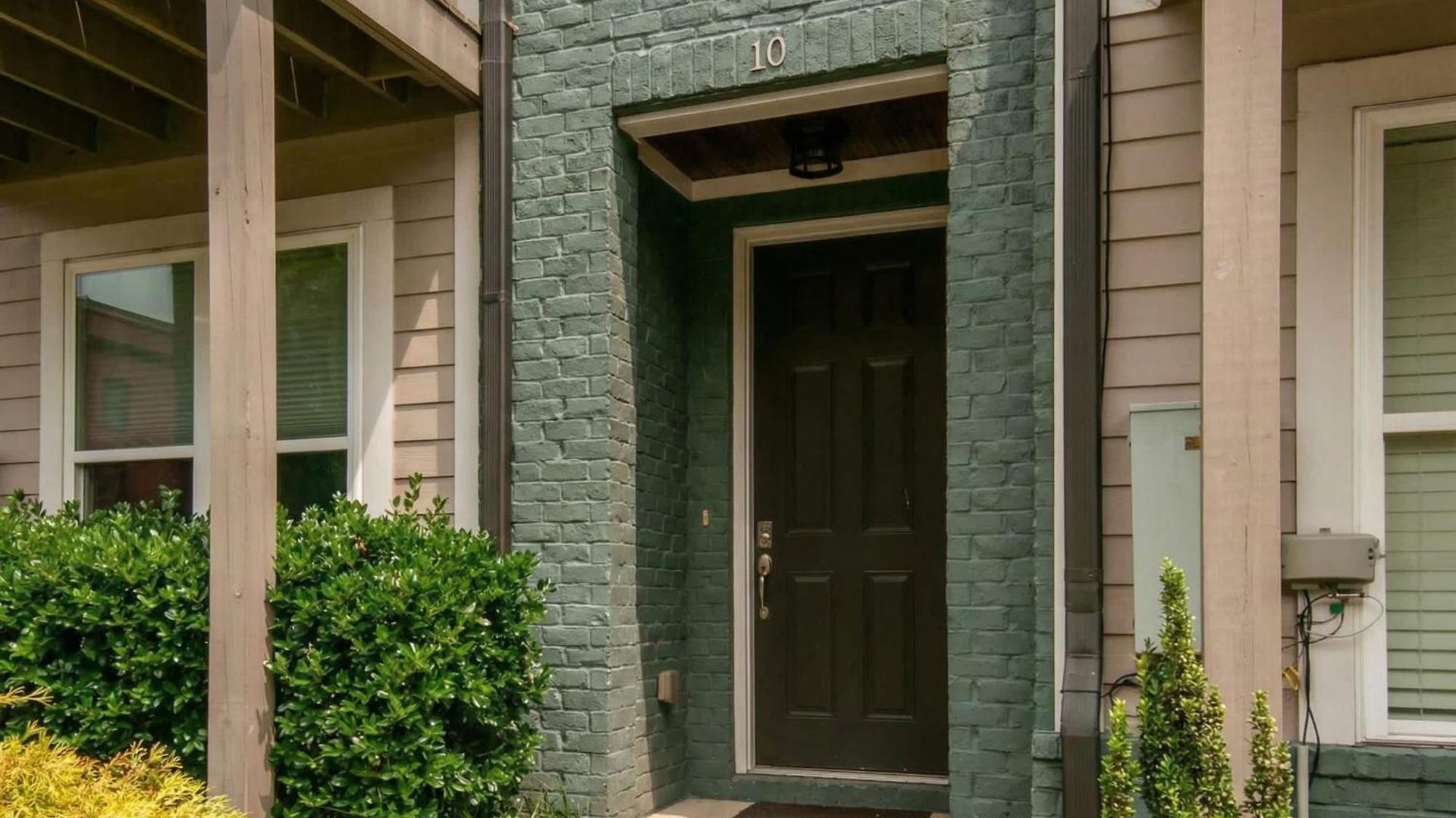 Close To The Gulch - Book Today