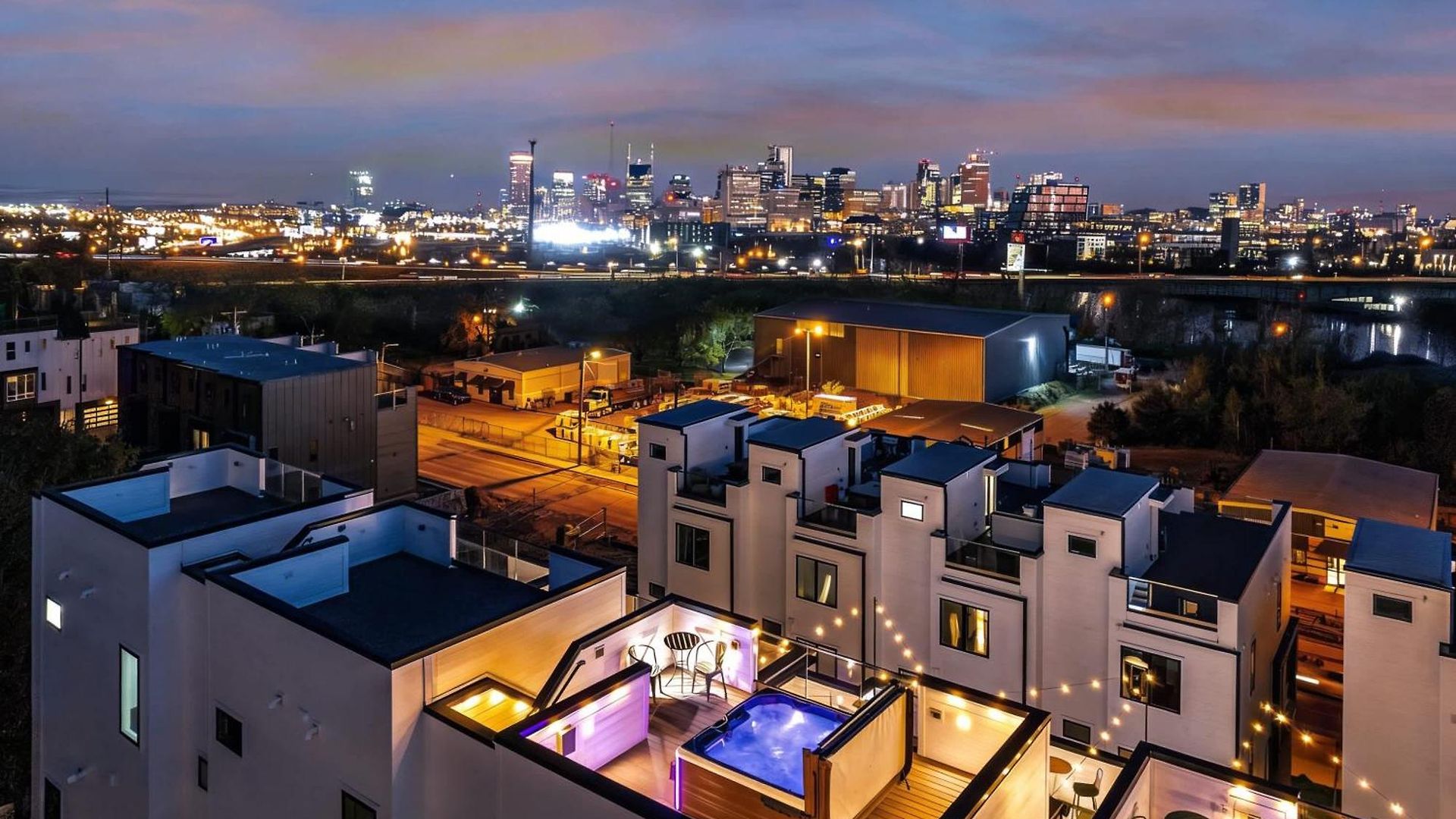 New Nash Eras - 15 Beds - Hot Tub On Rooftop Deck