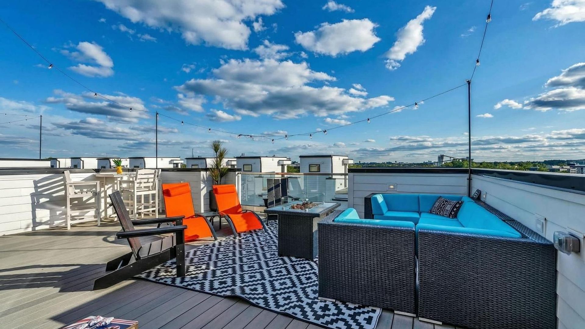 New We Roll Rooftop - Hot Tub With Views - 13 Beds Holiday home
