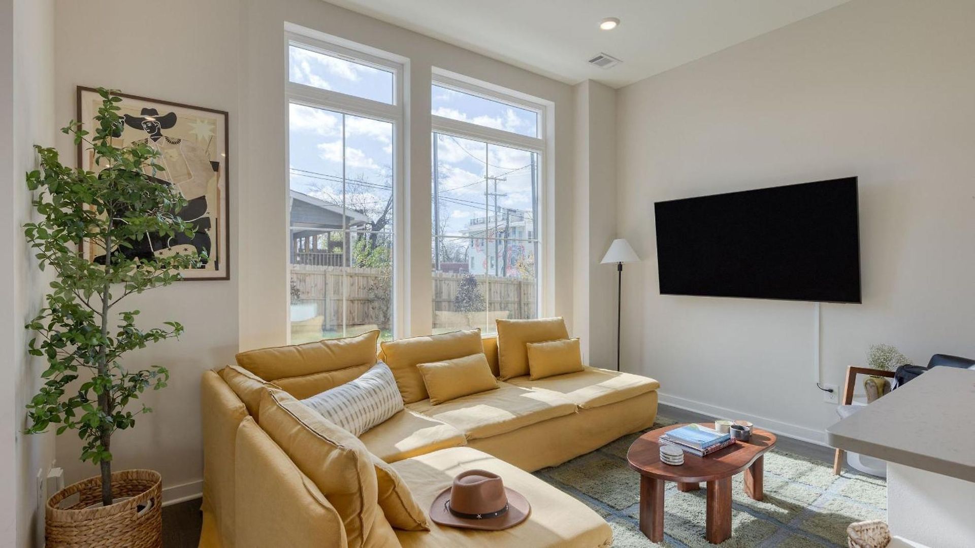 Minutes To Broadway Chic Newly Built 4bdr W Balcony 98 Degrees By Avantstay * Nashville