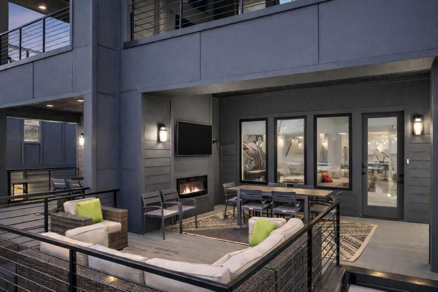 Holiday home Stylish Multi-level Retreat Rooftop & Pool Table *