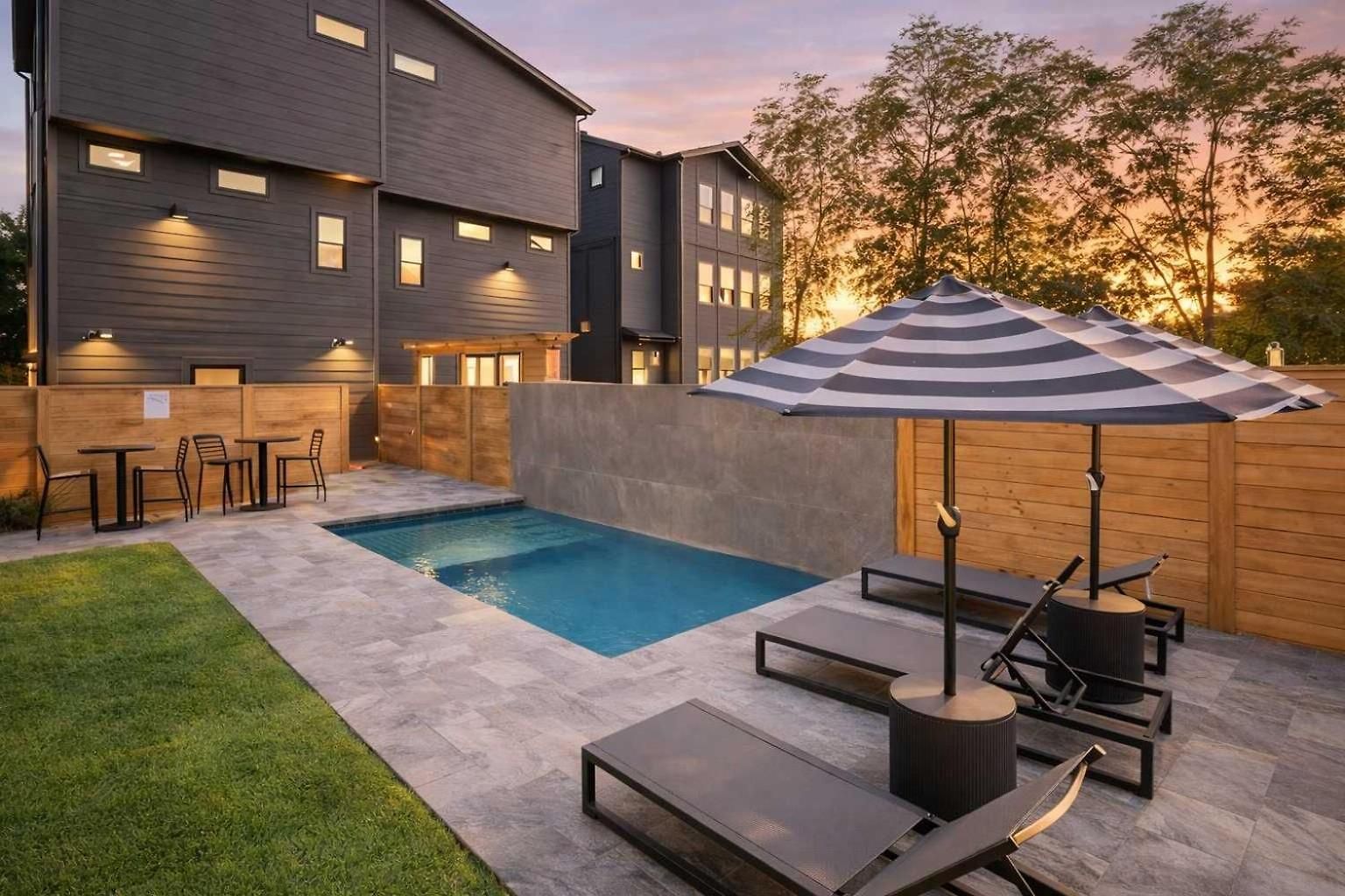 Stylish Multi-level Retreat Rooftop & Pool Table *