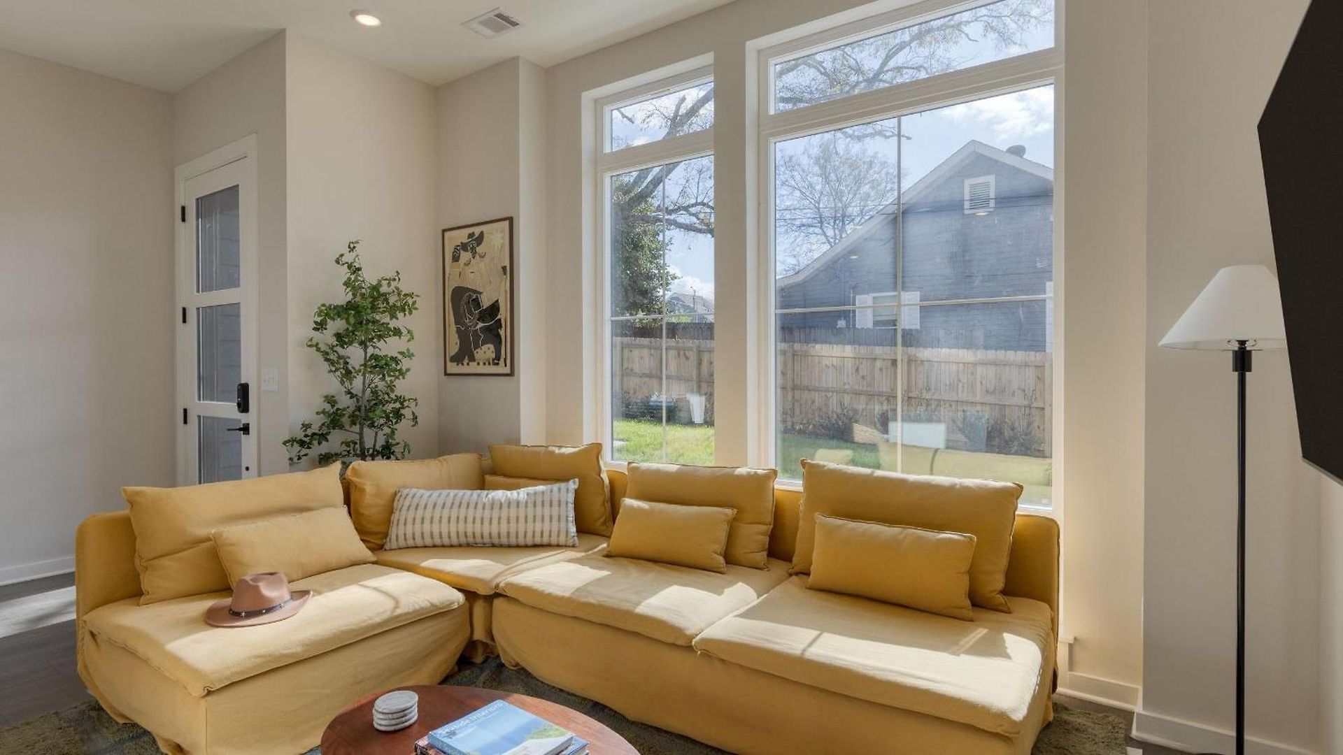 Minutes To Broadway Chic Newly Built 4bdr W Balcony 98 Degrees By Avantstay Holiday home