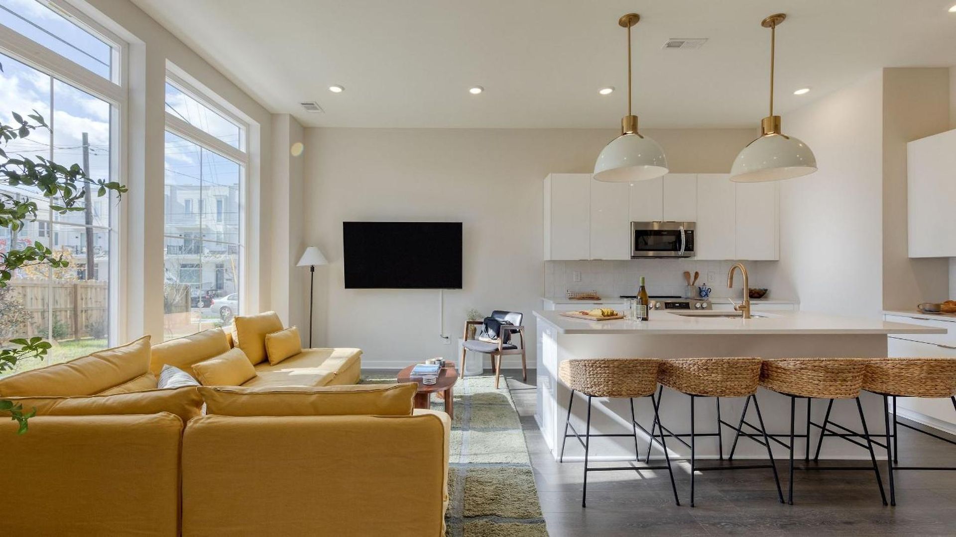 Minutes To Broadway Chic Newly Built 4bdr W Balcony 98 Degrees By Avantstay *