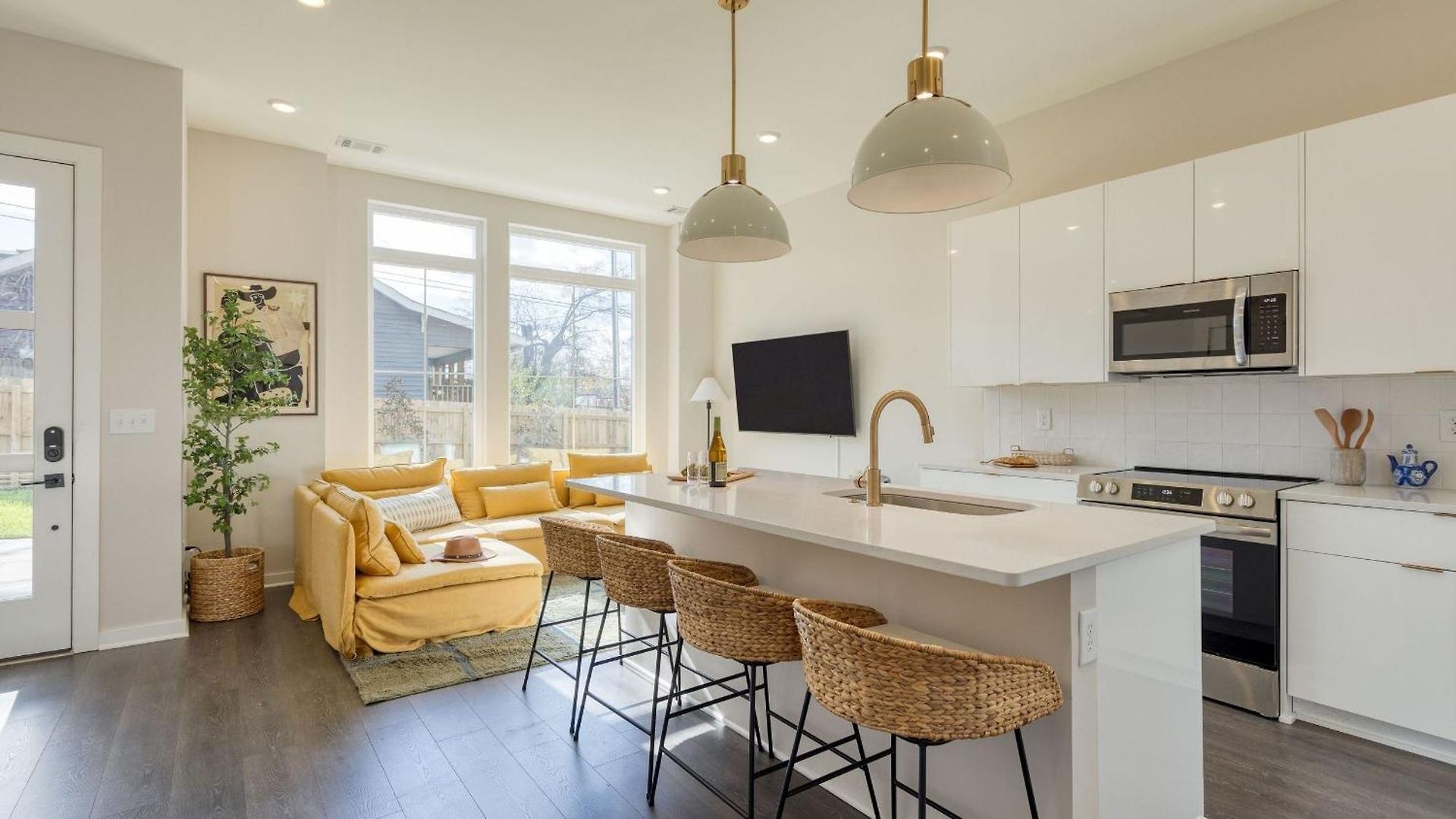 Minutes To Broadway Chic Newly Built 4bdr W Balcony 98 Degrees By Avantstay Nashville
