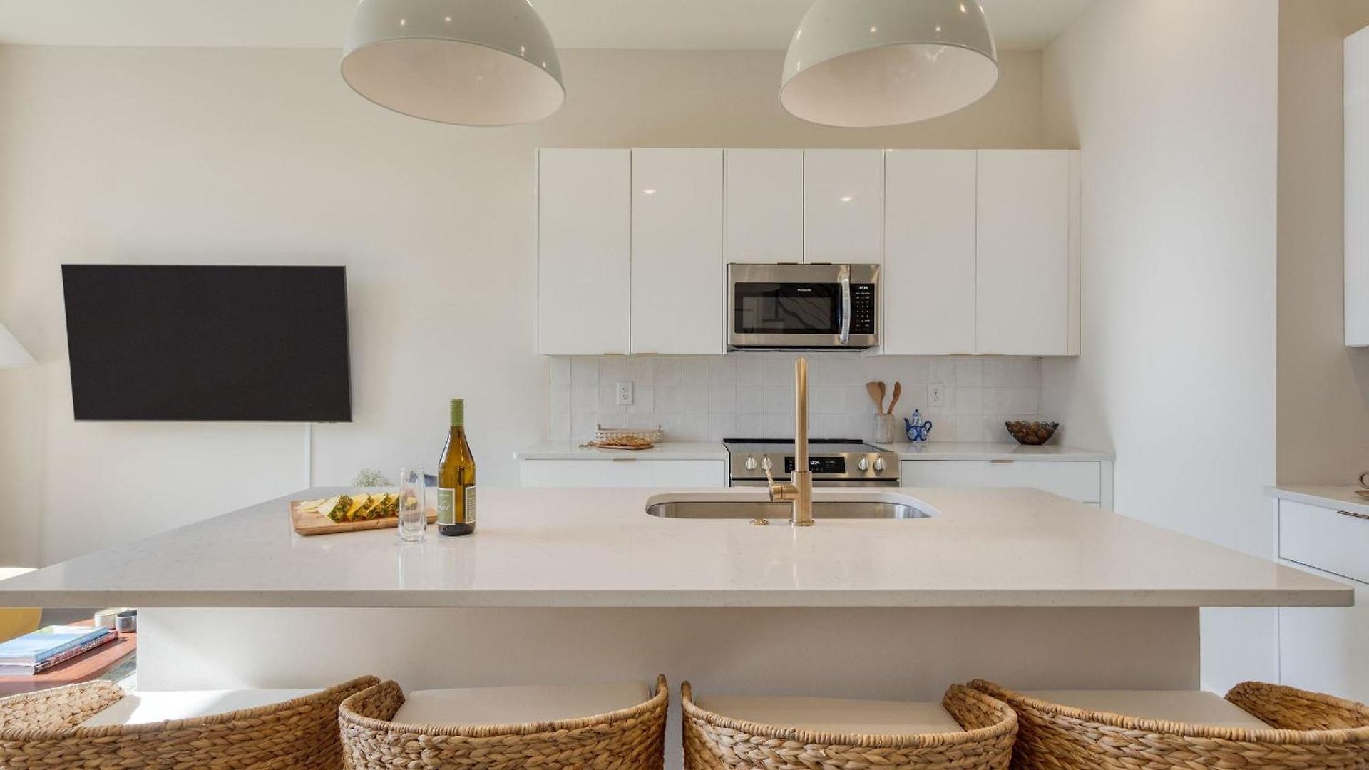 Minutes To Broadway Chic Newly Built 4bdr W Balcony 98 Degrees By Avantstay Nashville