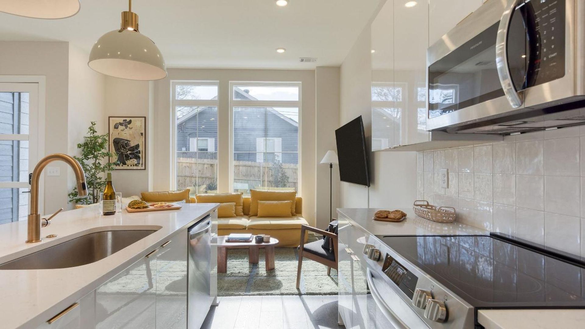 Minutes To Broadway Chic Newly Built 4bdr W Balcony 98 Degrees By Avantstay Holiday home