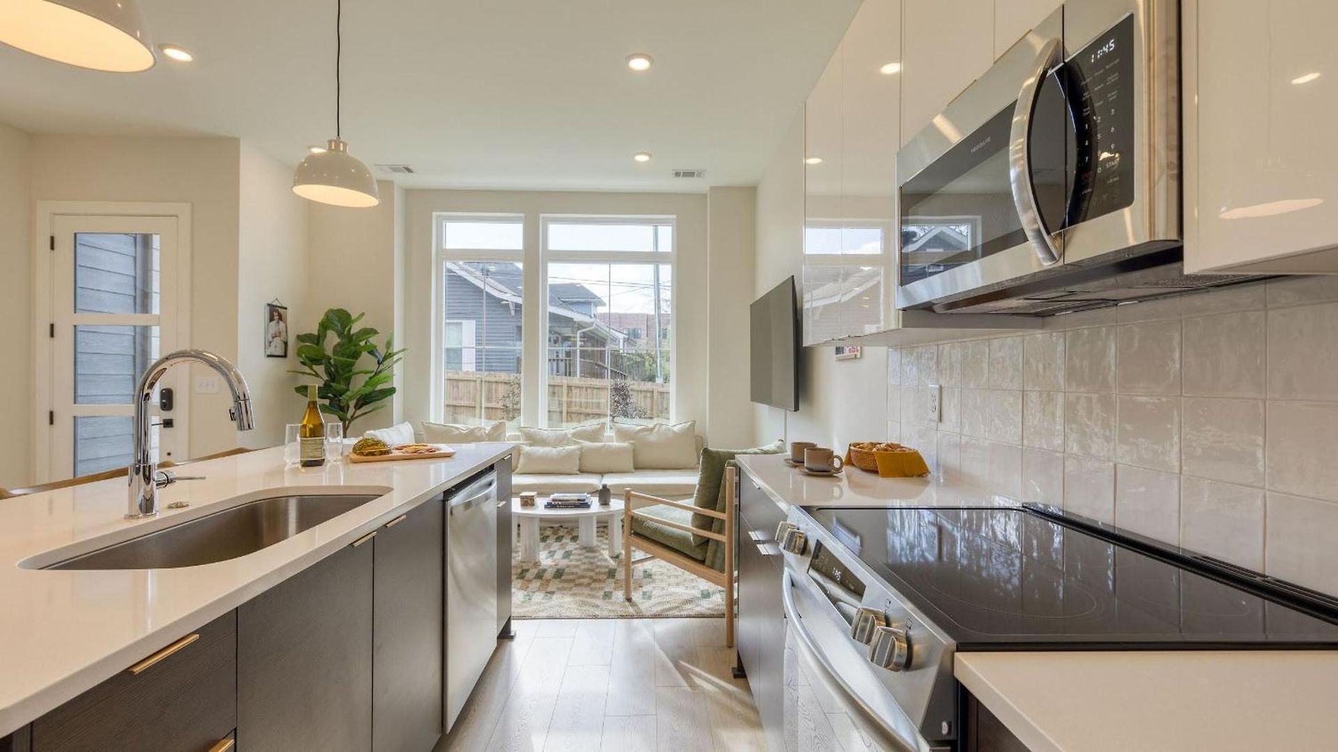 Newly Built 4bdr Townhome W Balcony Minutes To Broadway Lischey By Avantstay *