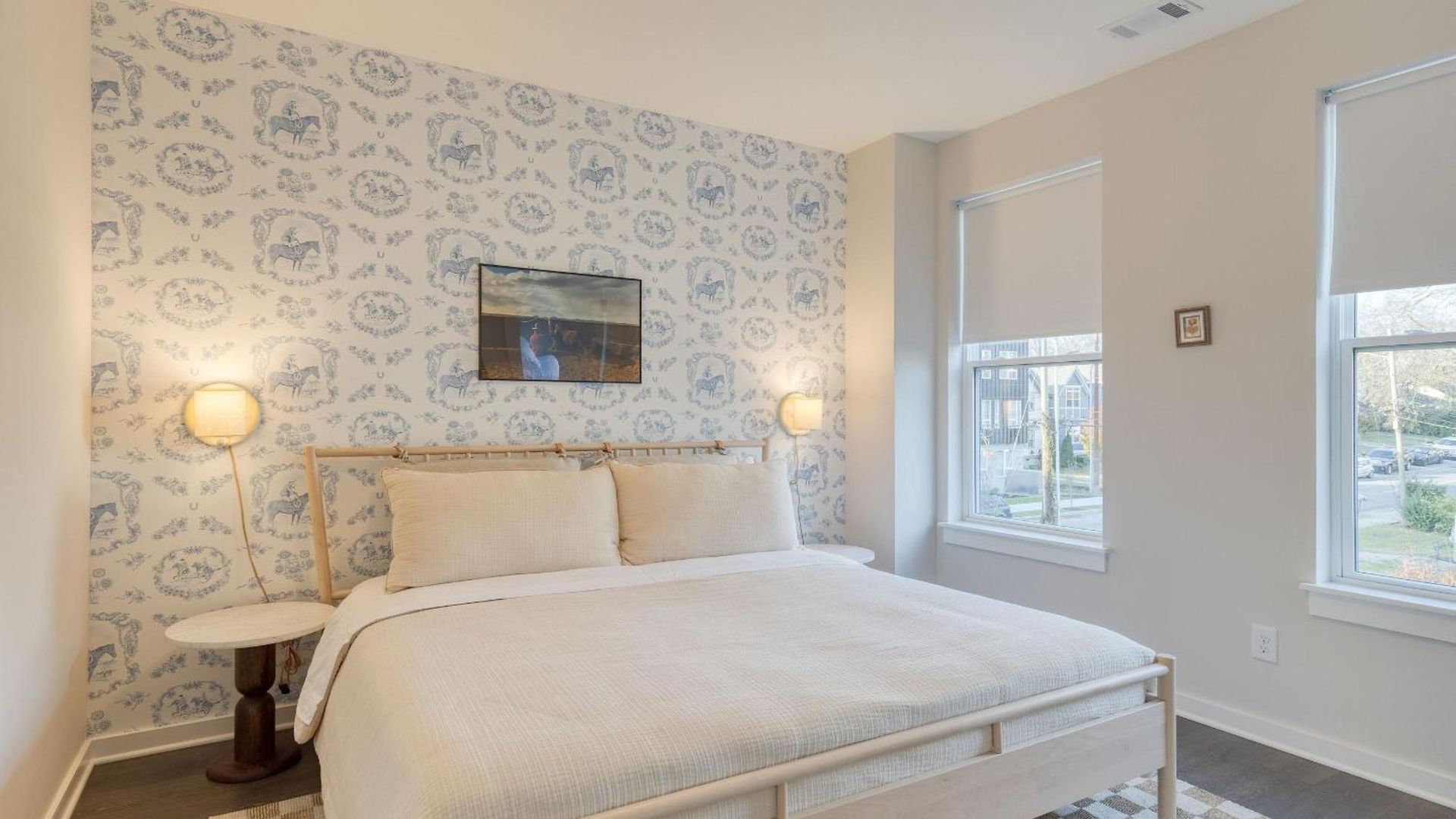 Minutes To Broadway Chic Newly Built 4bdr W Balcony 98 Degrees By Avantstay *