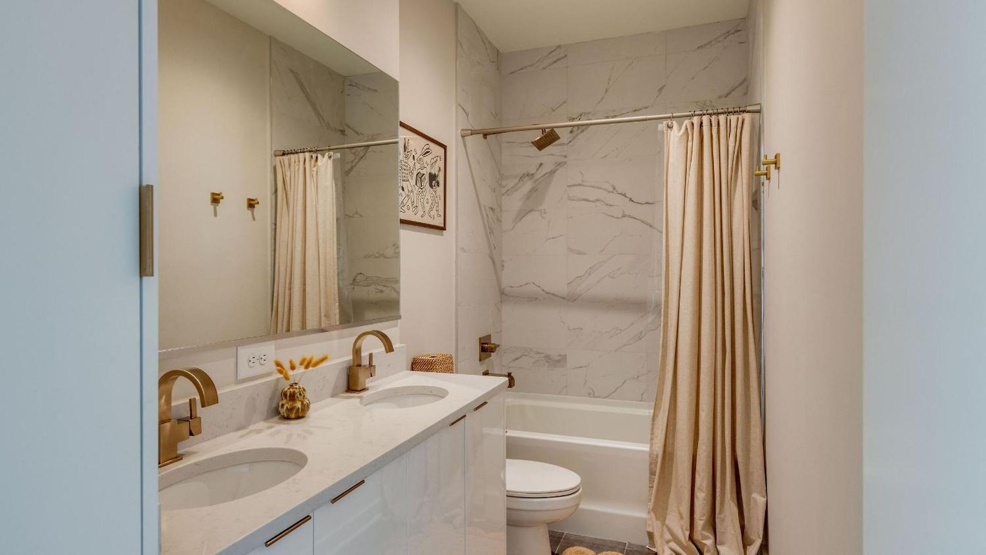 Minutes To Broadway Chic Newly Built 4bdr W Balcony 98 Degrees By Avantstay *