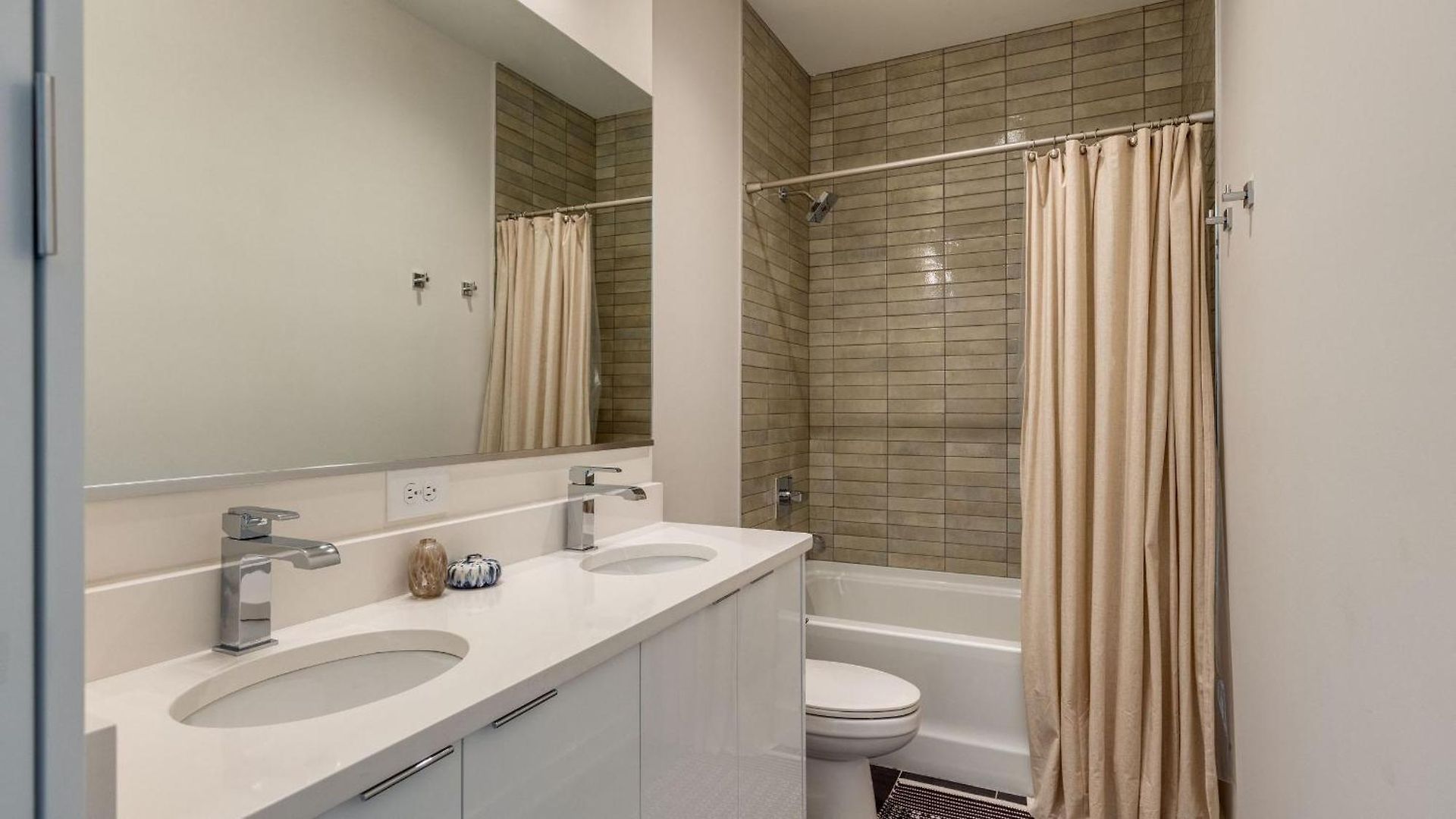 Newly Built 4bdr Townhome W Balcony Minutes To Broadway Lischey By Avantstay