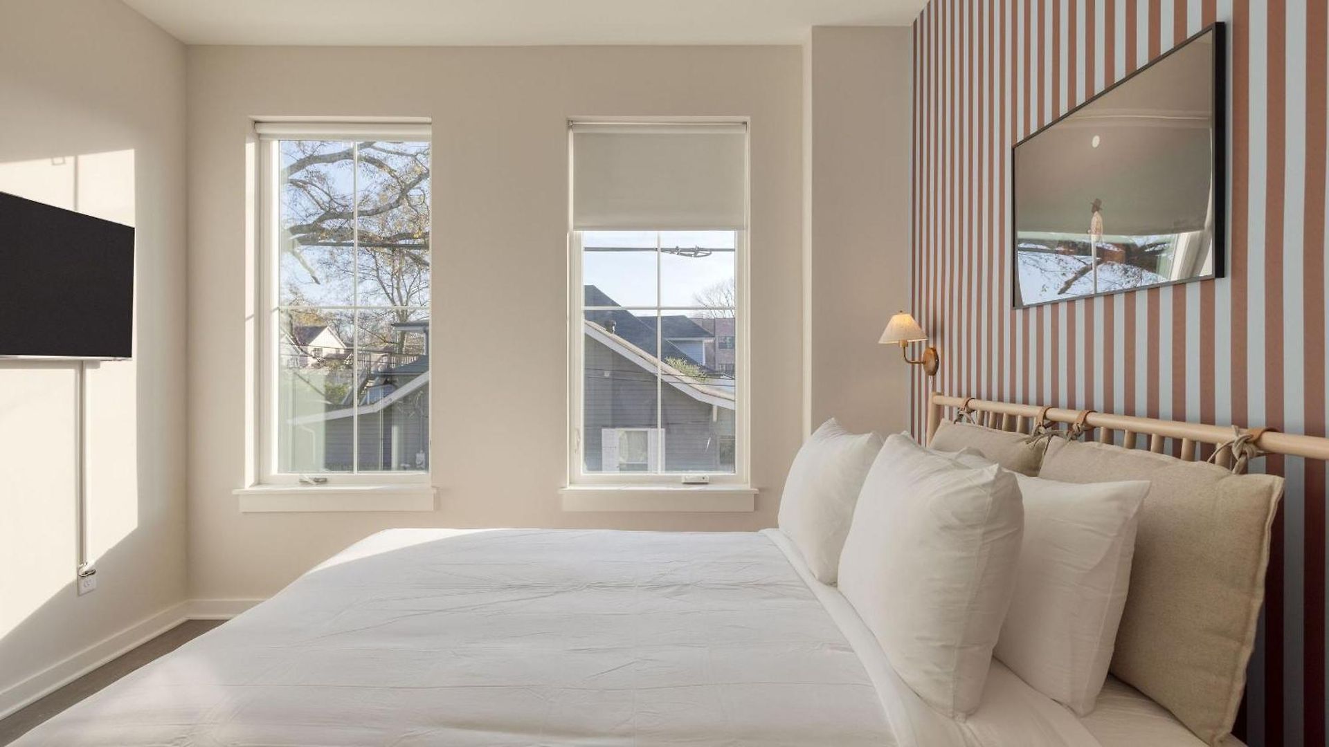 Minutes To Broadway Chic Newly Built 4bdr W Balcony 98 Degrees By Avantstay