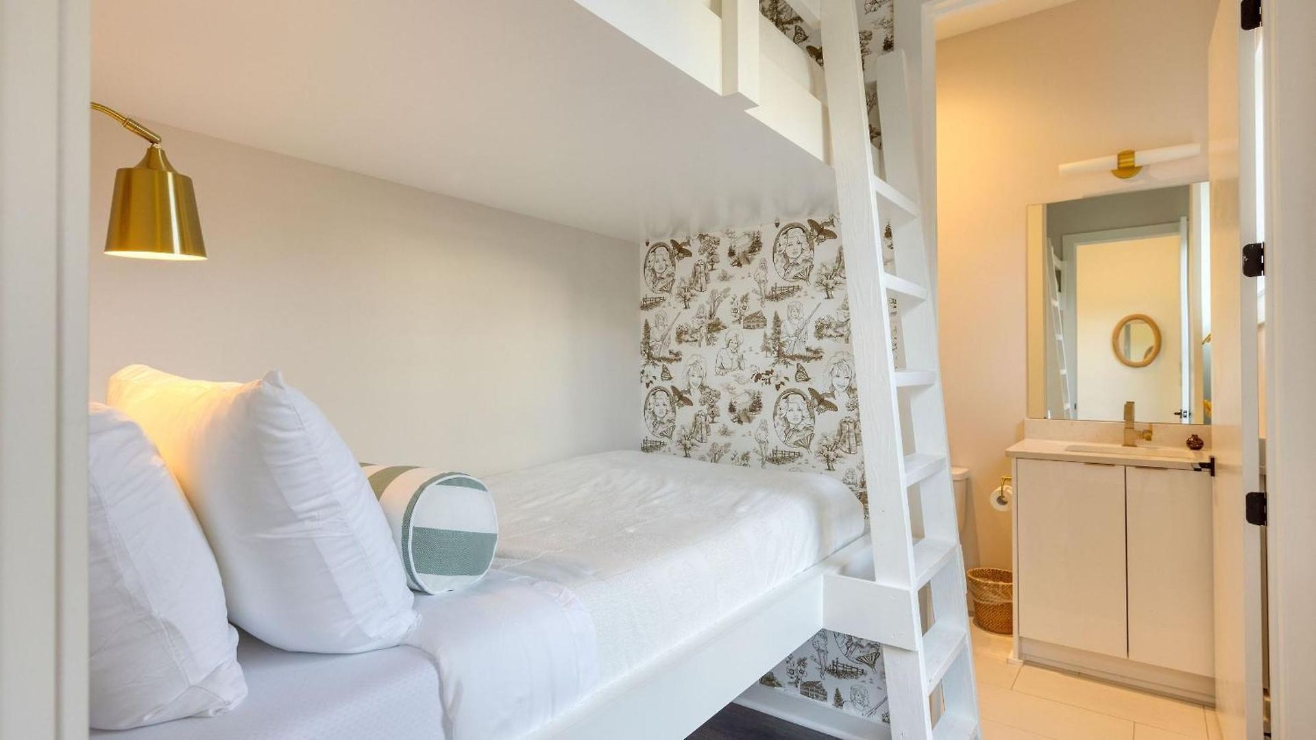 Minutes To Broadway Chic Newly Built 4bdr W Balcony 98 Degrees By Avantstay Holiday home Nashville