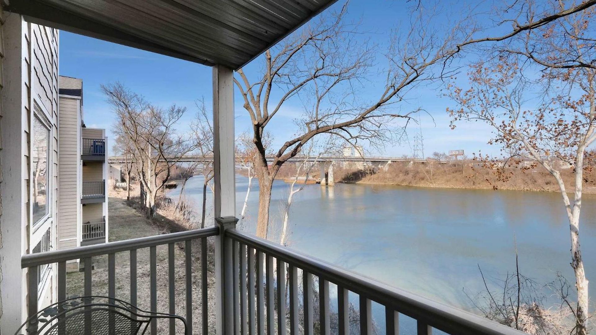 Riverfront Charm - A Scenic Downtown For 6 Holiday home *