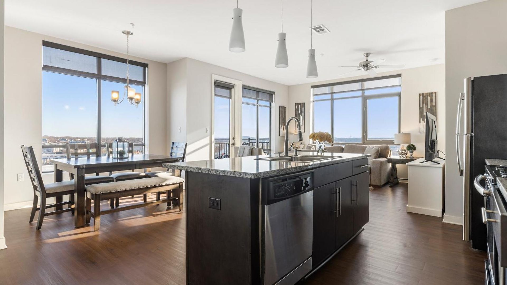 Luxurious Downtown Corner Views 2 Bed 2bath 61 Nashville