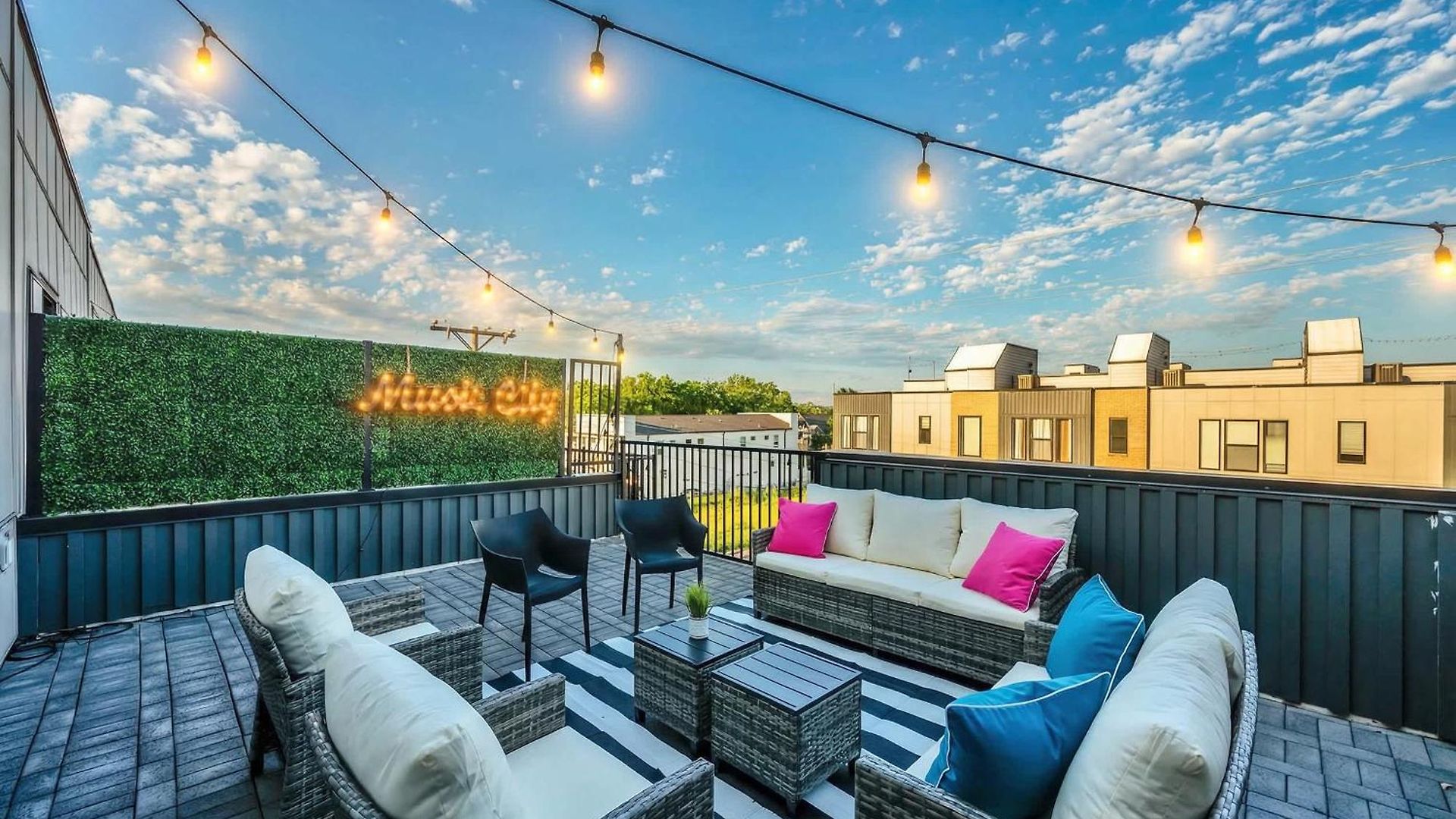 Close To Dt Music Rooftop Views Game Holiday home