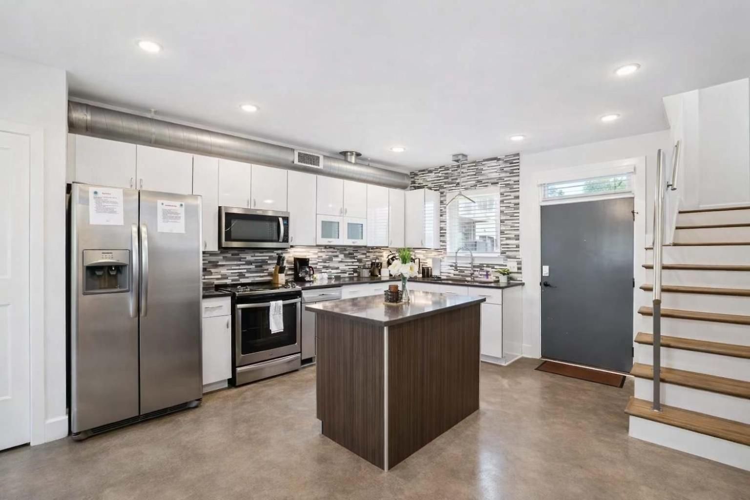 Modern 3-story Townhome W Rooftop & Views Holiday home