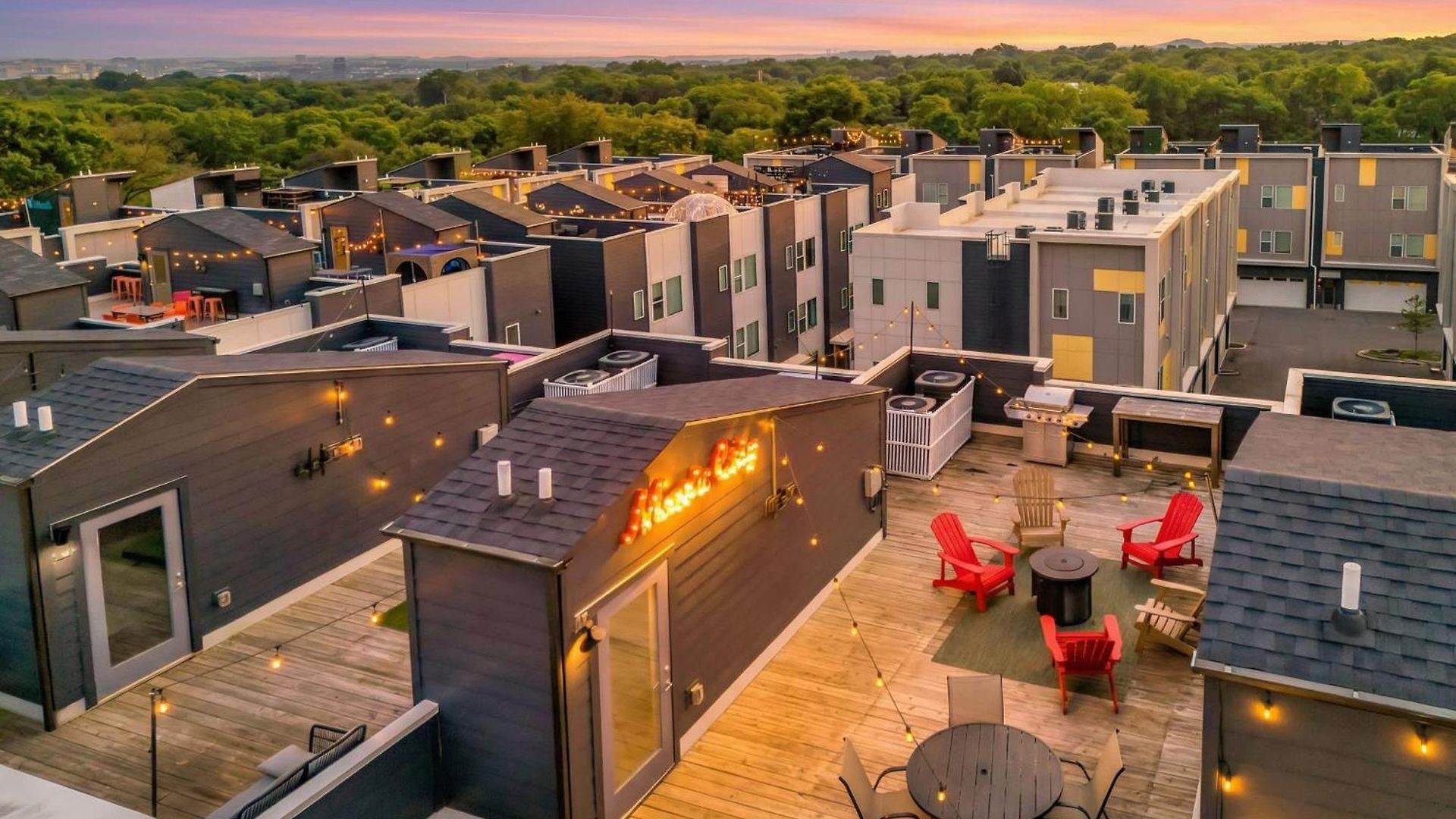 Holiday home Rooftop Deck Grill Ping Pong Near Downtown *
