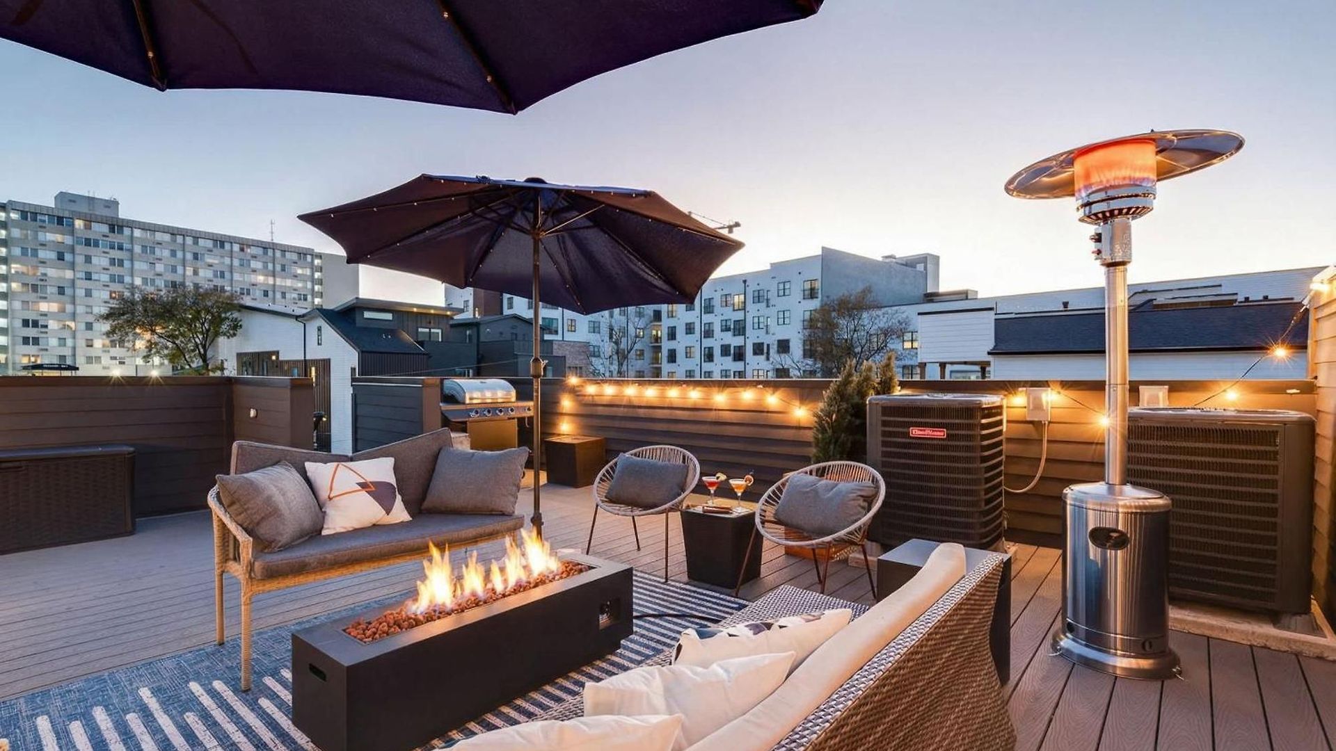Dual Homes Rooftop Deck In Downtown Holiday home