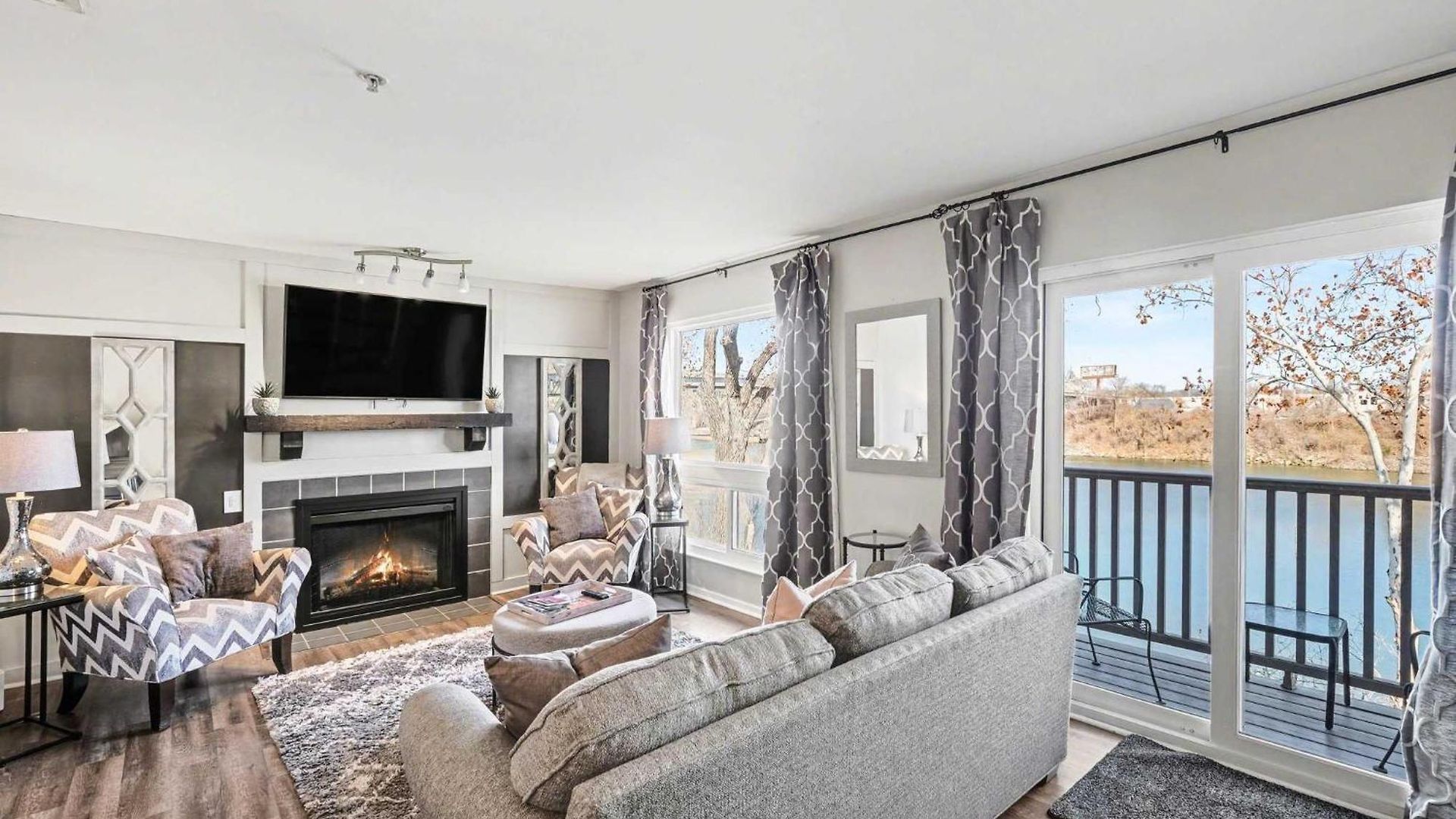 Riverfront Charm - A Scenic Downtown For 6 Holiday home Nashville